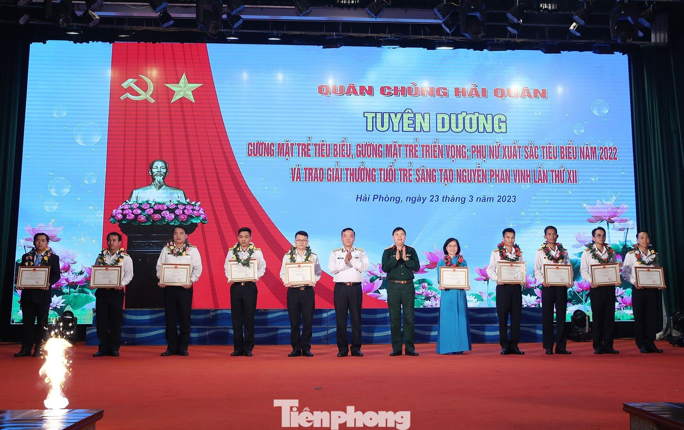 Trao Giải thưởng Tuổi trẻ sáng tạo Nguyễn Phan Vinh lần thứ XII cho các tác giả, nhóm tác giả có công trình đoạt giải A. Trao Giải thưởng Tuổi trẻ sáng tạo Nguyễn Phan Vinh lần thứ XII cho các tác giả, nhóm tác giả có công trình đoạt giải A.