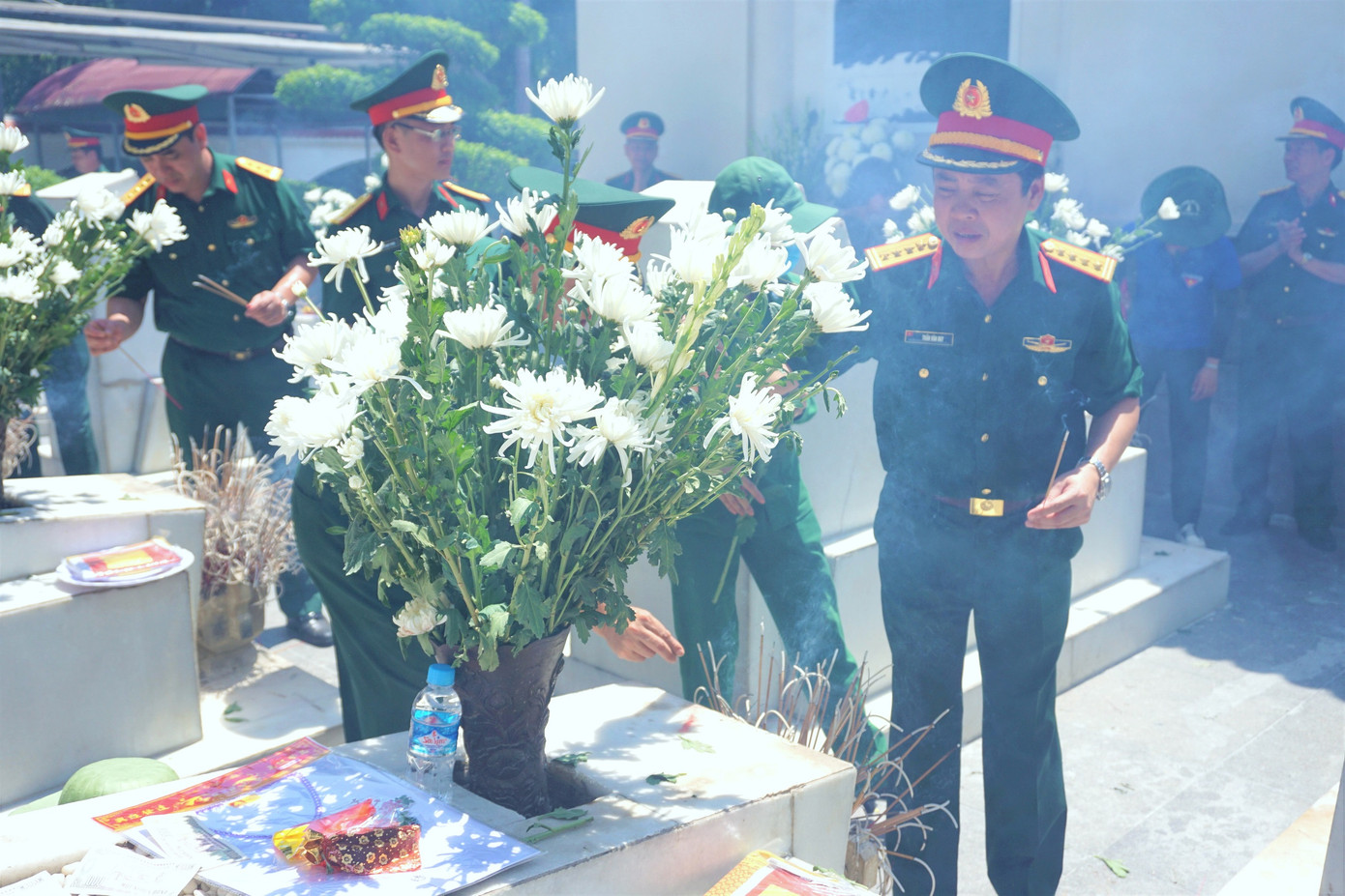 Đoàn công tác dâng hương và đặt hoa tại khu mộ 10 nữ anh hùng liệt sĩ Thanh niên xung phong hi sinh tại Ngã ba Đồng Lộc.