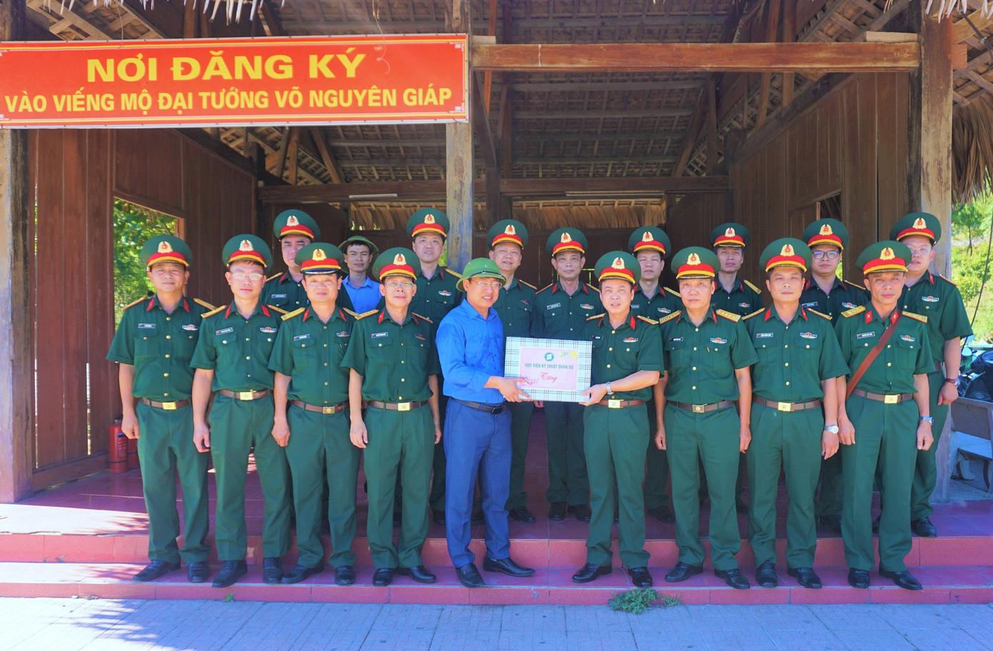 Đoàn công tác tặng quà cấp ủy, chính quyền huyện Quảng Trạch, tỉnh Quảng Bình.