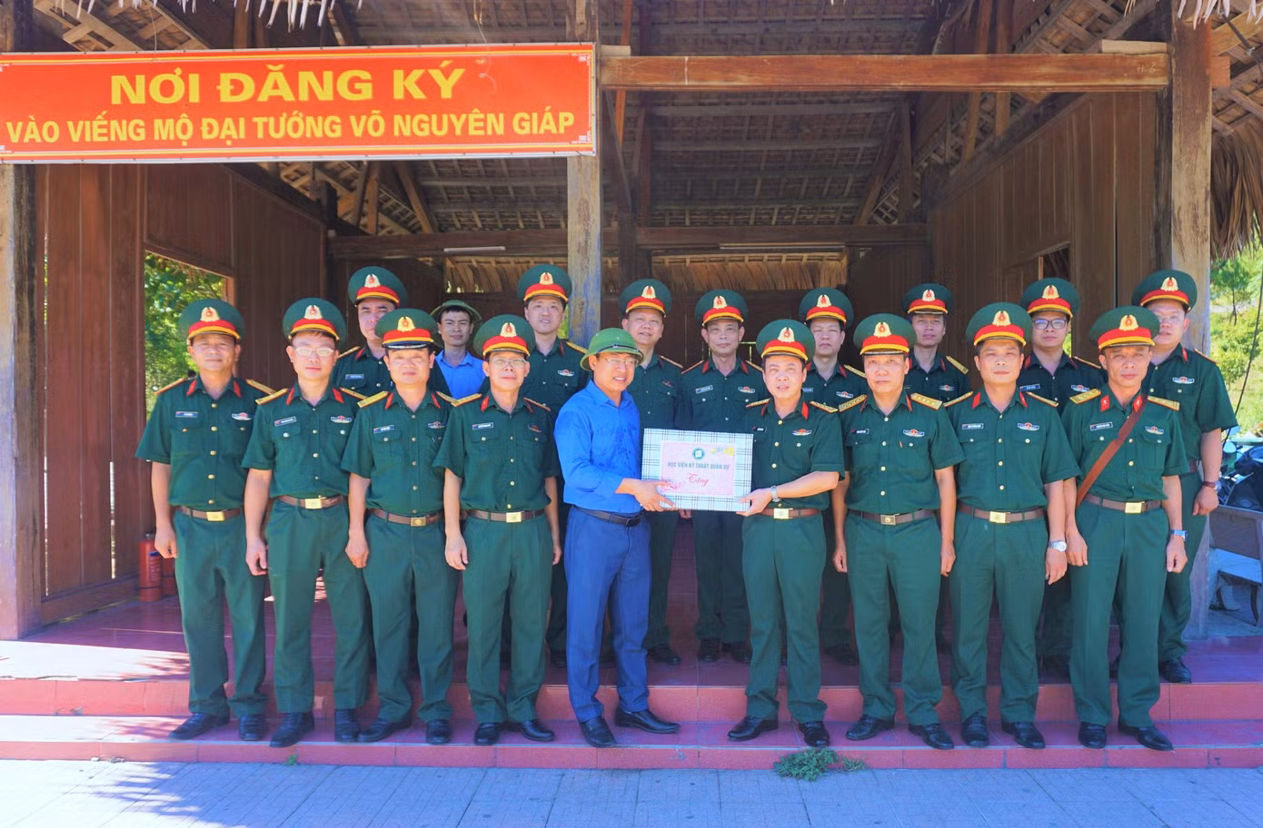 Đoàn công tác tặng quà cấp ủy, chính quyền huyện Quảng Trạch, tỉnh Quảng Bình. Đoàn công tác tặng quà cấp ủy, chính quyền huyện Quảng Trạch, tỉnh Quảng Bình.