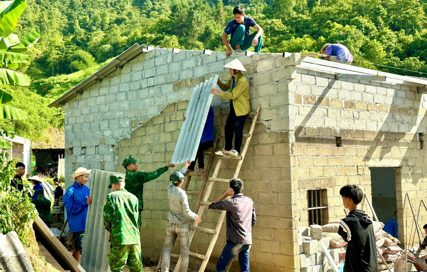 Người trẻ Biên phòng Hà Giang giúp đồng bào nghèo xây dựng, sửa chữa nhà ở.