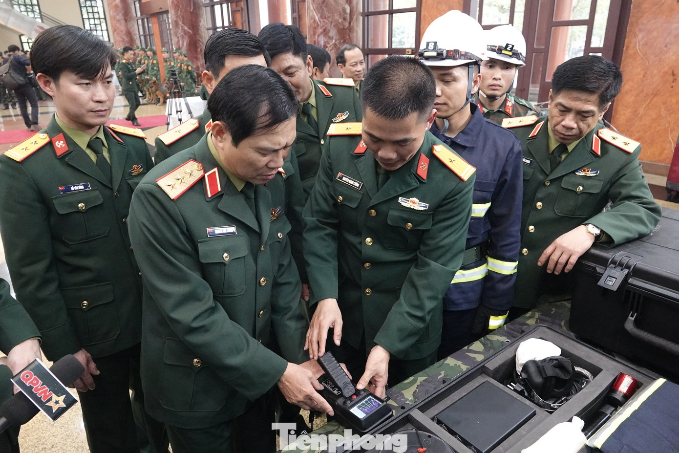 Lãnh đạo Bộ Tổng tham mưu kiểm tra các trang thiết bị hỗ trợ tìm kiếm cứu nạn của lực lượng công binh