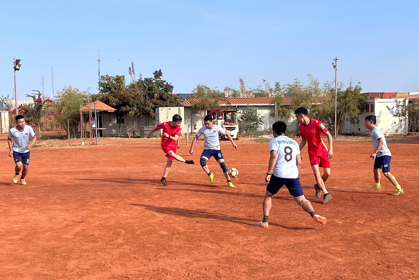 Bên cạnh đó, các thành viên của bệnh viện cũng rất hào hứng tham gia vào các hoạt động thể thao vui xuân như kéo co, bóng đá… Những hoạt động tập thể nhân dịp xuân về là cơ hội để thắt chặt tình đoàn kết, tạo cảm giác đón Tết như ở quê nhà.