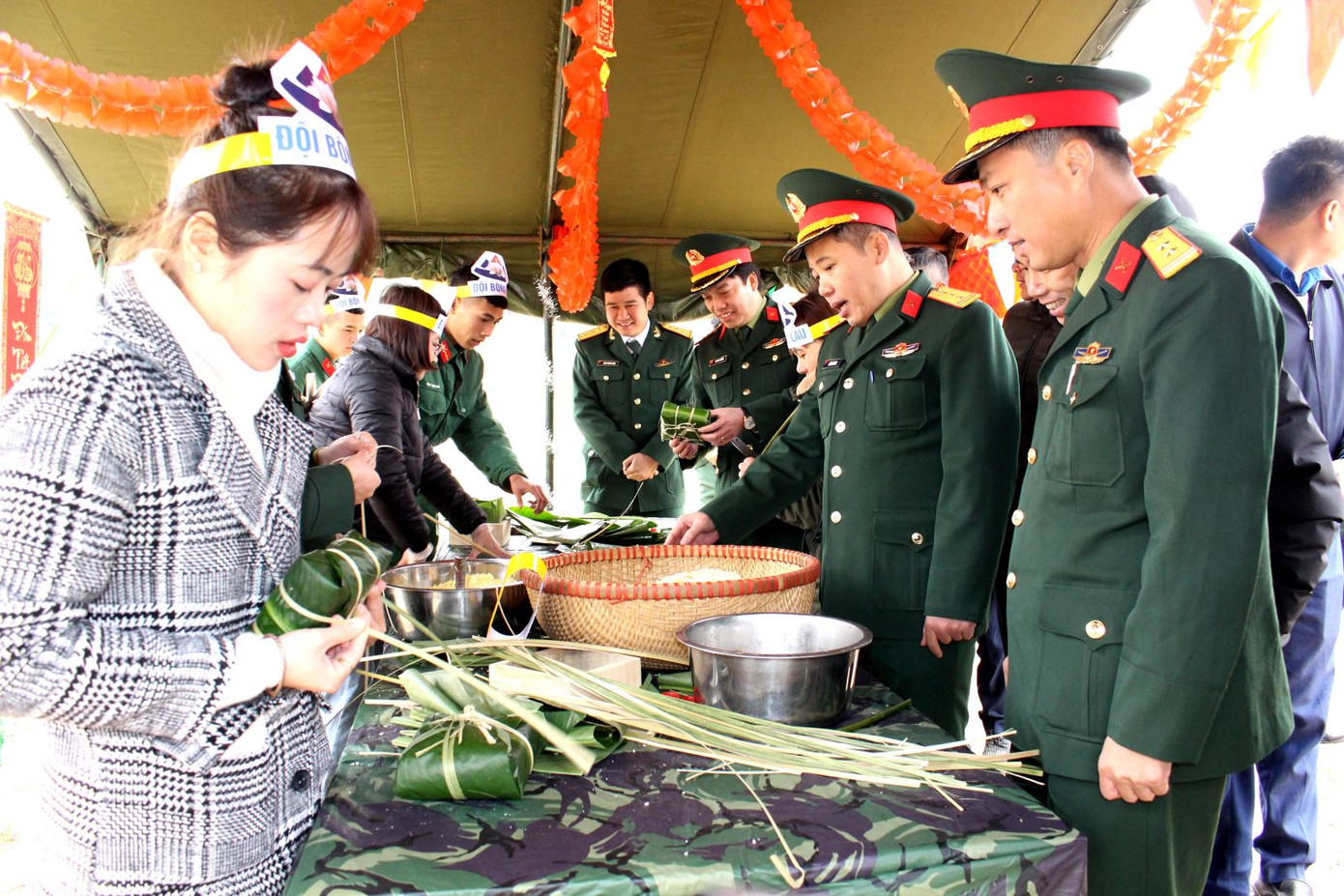 Cán bộ, chiến sĩ Bộ Chỉ huy Quân sự tỉnh Lạng Sơn (Quân khu 1) và đơn vị kết nghĩa gói bánh chưng Tết trong chương trình “Xuân biên cương - Tết thắm tình quân dân” năm 2023. Ảnh: Vũ Hải