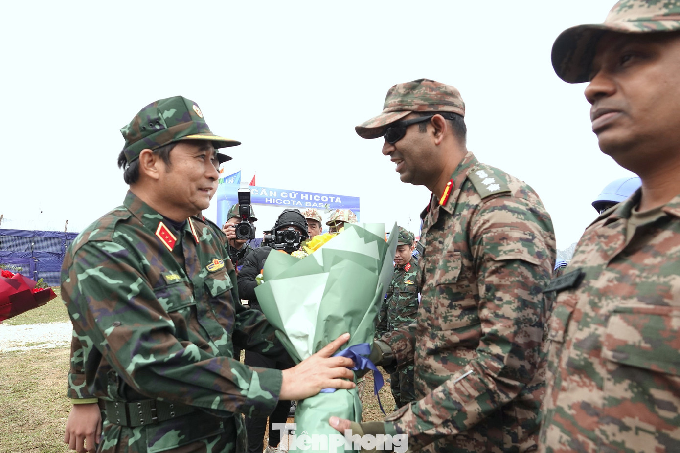 Thượng tướng Phùng Sĩ Tấn - Phó Tổng tham mưu trưởng Quân đội nhân dân Việt Nam, chúc mừng quân nhân hai nước Việt Nam - Ấn Độ tham gia VINBAX 2023. Thượng tướng Phùng Sĩ Tấn - Phó Tổng tham mưu trưởng Quân đội nhân dân Việt Nam, chúc mừng quân nhân hai nước Việt Nam - Ấn Độ tham gia VINBAX 2023.