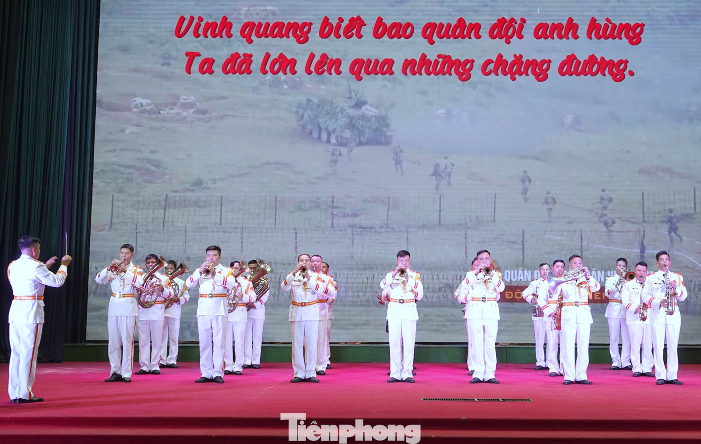 Các tiết mục hòa tấu “Quân đội ta quân đội Anh hùng” và hát múa “Tiến bước dưới quân kỳ” do Đội quân nhạc cùng các hạt nhân văn nghệ là đoàn viên thanh niên Trường Sĩ quan Lục quân 1 và đơn vị kết nghĩa biểu diễn đã mở đầu cho chương trình giao lưu thanh niên. Các tiết mục hòa tấu “Quân đội ta quân đội Anh hùng” và hát múa “Tiến bước dưới quân kỳ” do Đội quân nhạc cùng các hạt nhân văn nghệ là đoàn viên thanh niên Trường Sĩ quan Lục quân 1 và đơn vị kết nghĩa biểu diễn đã mở đầu cho chương trình giao lưu thanh niên.