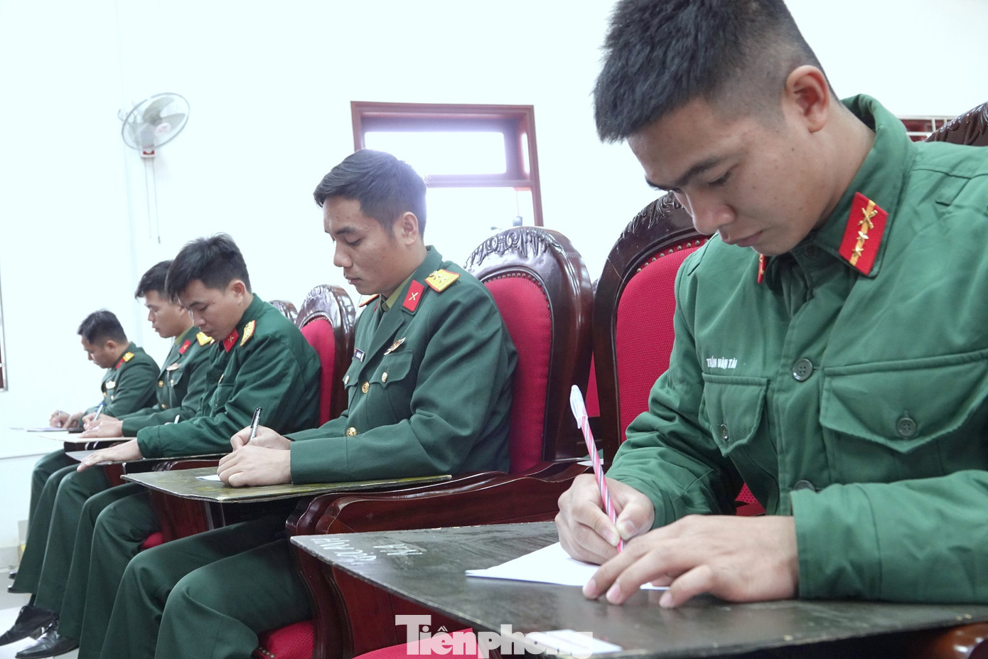 Đoàn kiểm tra tiến hành kiểm tra nhận thức pháp luật và khảo sát tình hình tư tưởng, kỷ luật của ĐVTN ở Lữ đoàn 45, sáng 6/1 Đoàn kiểm tra tiến hành kiểm tra nhận thức pháp luật và khảo sát tình hình tư tưởng, kỷ luật của ĐVTN ở Lữ đoàn 45, sáng 6/1