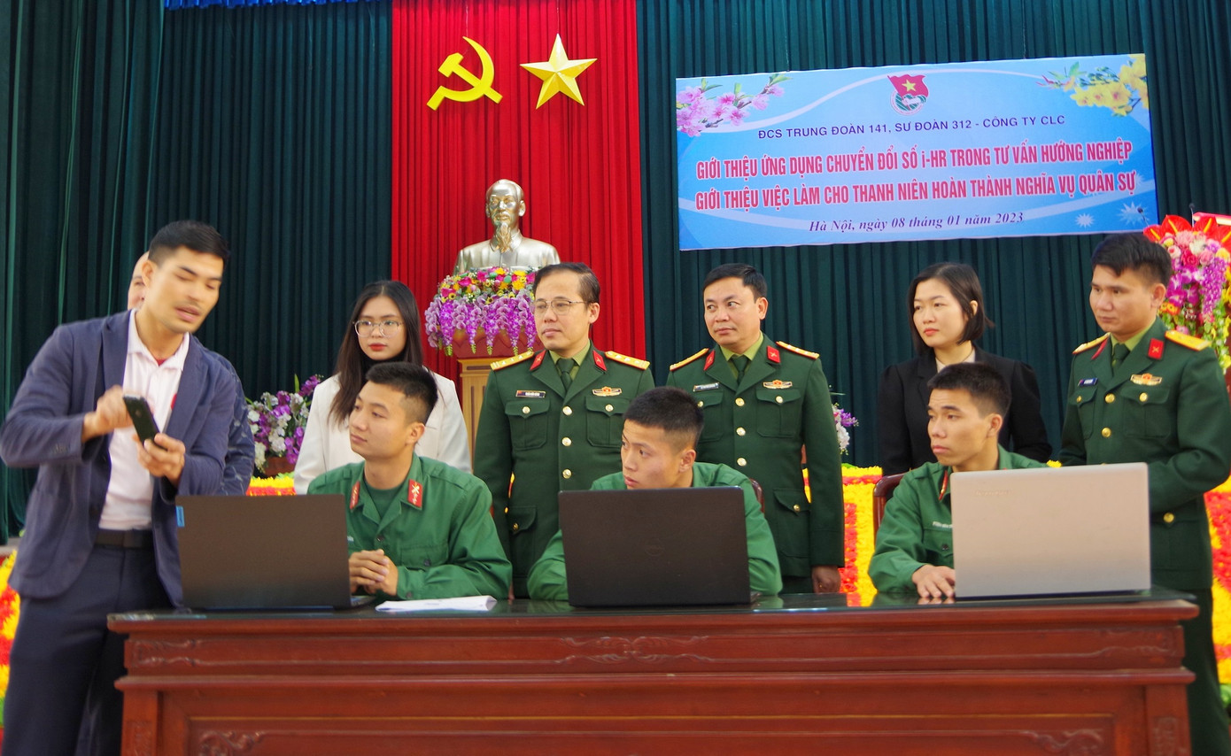 Lãnh đạo Ban Thanh niên Quân đội và các đại biểu tham quan hoạt động giới thiệu ứng dụng i-HR cho thanh niên Sư đoàn 312