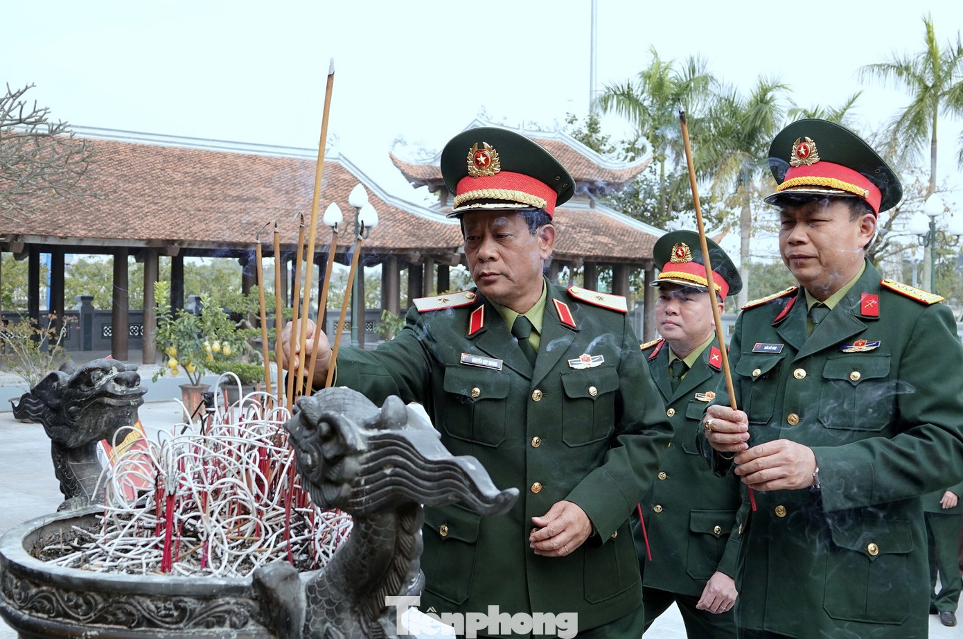 Thiếu tướng Nguyễn Huy Hoàng - Phó Chủ nhiệm Chính trị Quân khu 3 và Đại tá Trần Viết Năng - Trưởng ban Thanh niên Quân đội dâng hương tri ân tại Đài tưởng niệm các Anh hùng Liệt sĩ tỉnh Hà Nam