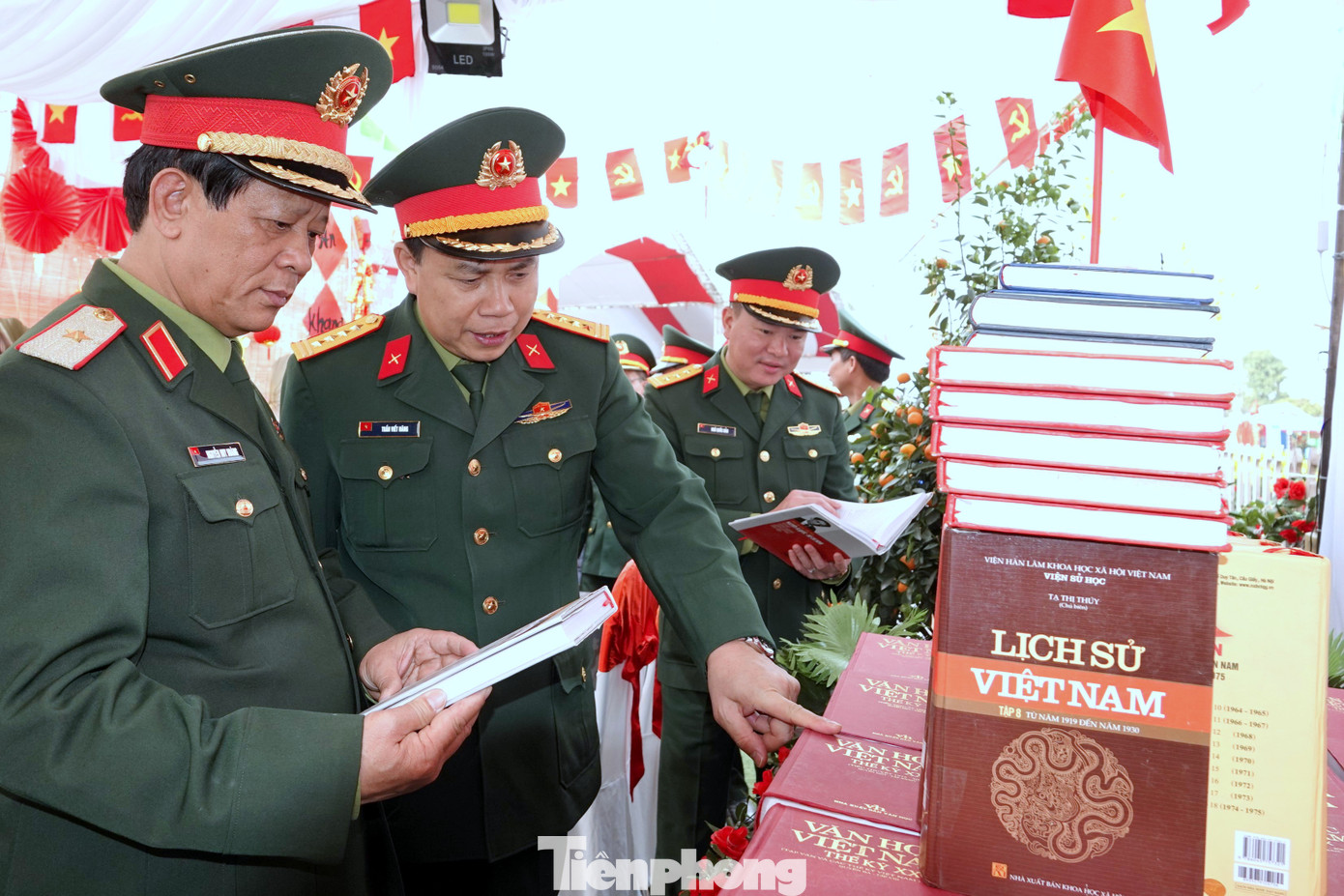 Đại biểu lãnh đạo các cơ quan, đơn vị tham quan hội trại của tuổi trẻ thành phố Phủ Lý trong khuôn khổ “Ngày hội tòng quân” 2023