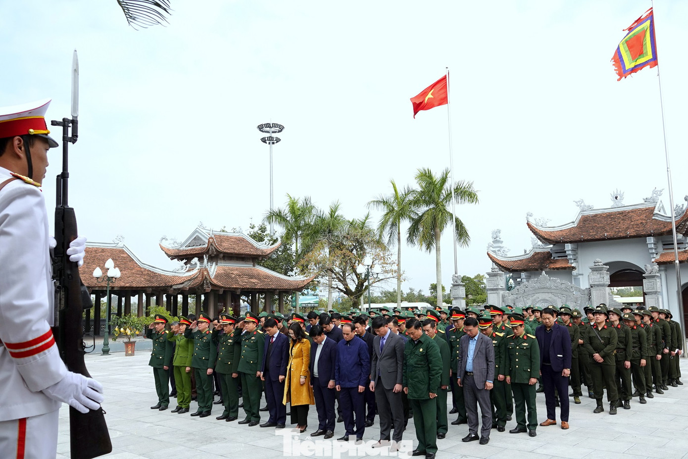 Các đại biểu và tân binh thành phố Phủ Lý tham gia lễ dâng hương, báo công tại Đài tưởng niệm các Anh hùng Liệt sĩ tỉnh Hà Nam