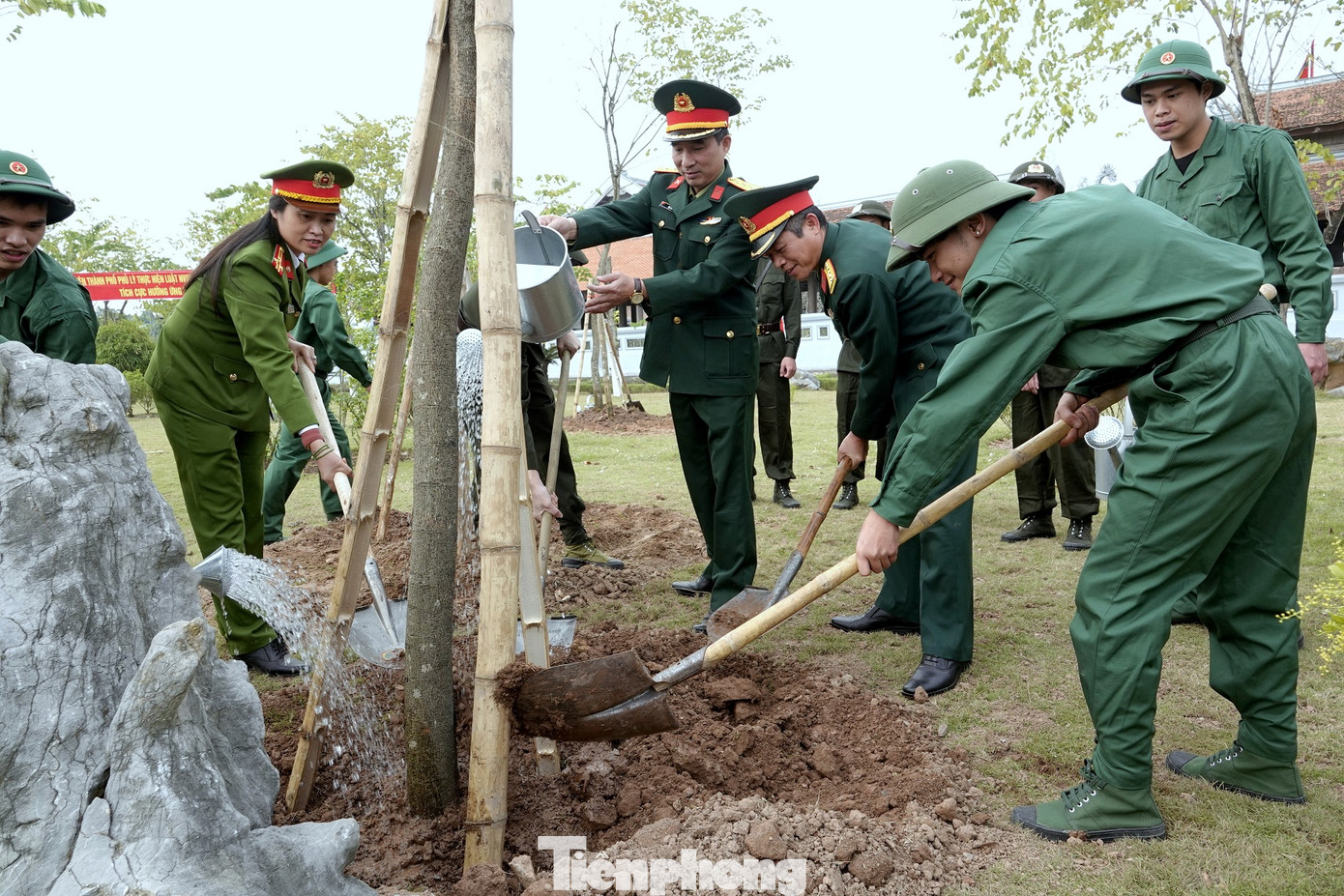 Cán bộ quân đội và công an cùng thanh niên trúng tuyển nghĩa vụ quân sự và nghĩa vụ công an trồng cây đầu năm mới tại khu vực Đài tưởng niệm các Anh hùng Liệt sĩ tỉnh Hà Nam