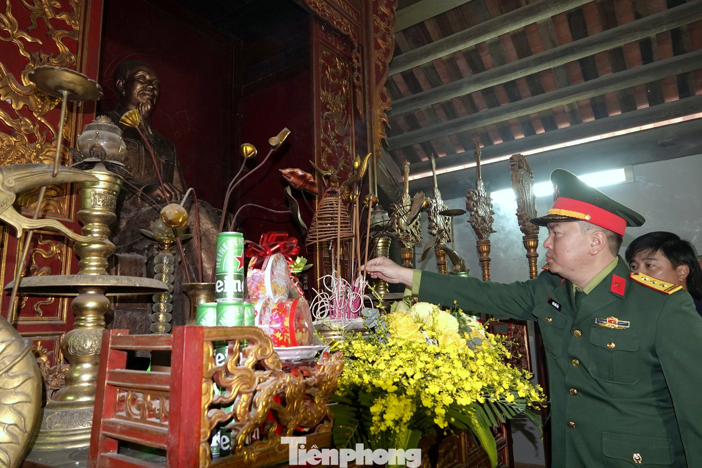 Thượng tá Ngô Quốc Bảo - Chính ủy Bộ CHQS tỉnh Hà Nam dâng hương tưởng nhớ Chủ tịch Hồ Chí Minh tại quần thể Đài tưởng niệm các Anh hùng Liệt sĩ tỉnh Hà Nam