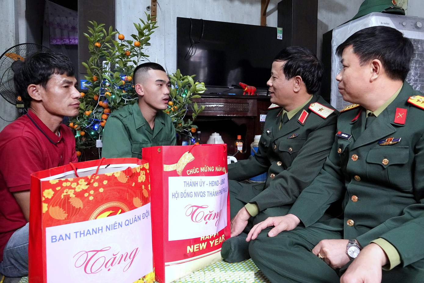 Thiếu tướng Nguyễn Huy Hoàng - Phó Chủ nhiệm Chính trị Quân khu 3 và Đại tá Trần Viết Năng - Trưởng ban Thanh niên Quân đội tới nhà thăm hỏi, động viên và trao quà tặng gia đình tân binh Trần Thái Ngọc (SN 2004, ở xã Kim Bình, thành phố Phủ Lý)