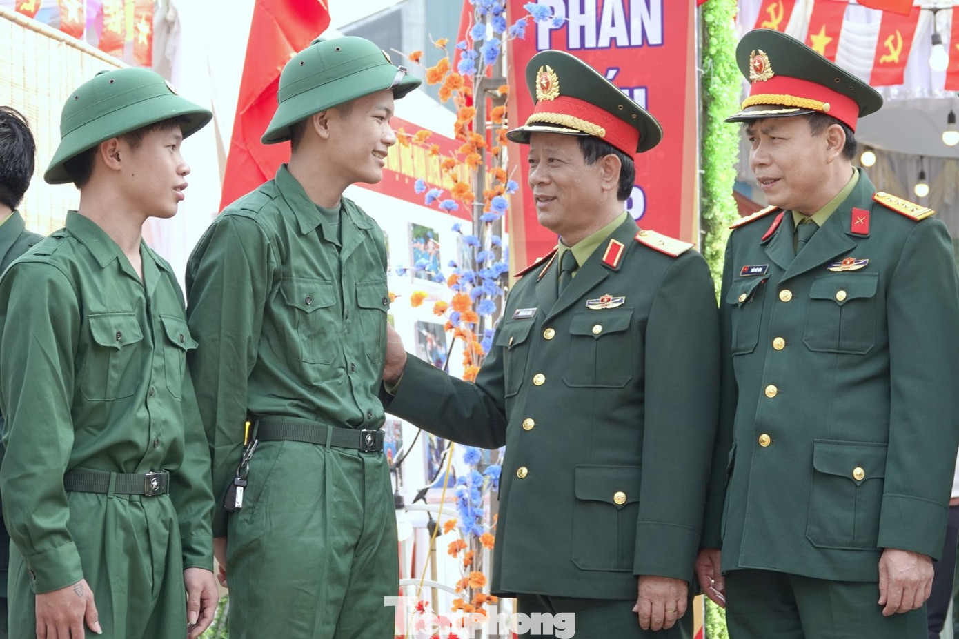 Thiếu tướng Nguyễn Huy Hoàng - Phó Chủ nhiệm Chính trị Quân khu 3 và Đại tá Trần Viết Năng - Trưởng ban Thanh niên Quân đội trò chuyện, động viên thanh niên thành phố Phủ Lý trước giờ lên đường nhập ngũ. Ảnh: Nguyễn Minh