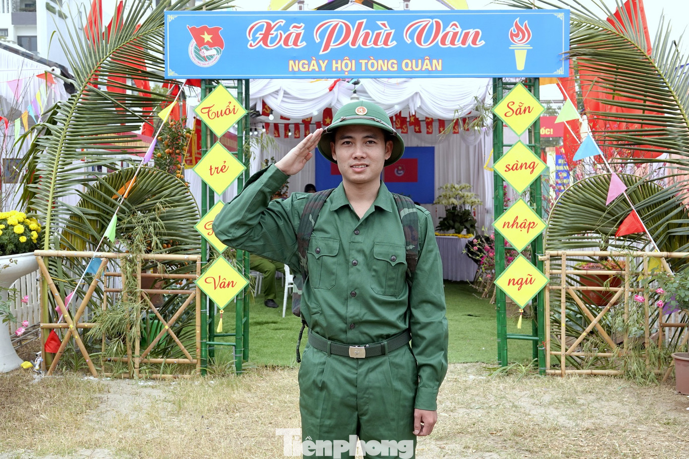Tân binh Lê Xuân Tân (SN 1998, ở xã Phù Vân, thành phố Phủ Lý) thể hiện tâm thế sẵn sàng lên đường bảo vệ Tổ quốc