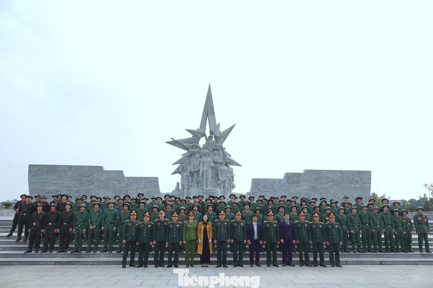 Đại biểu các cơ quan, đơn vị tham gia chương trình cùng các tân binh tại khu vực tượng đài 10 nữ anh hùng liệt sĩ dân quân phòng không Lam Hạ