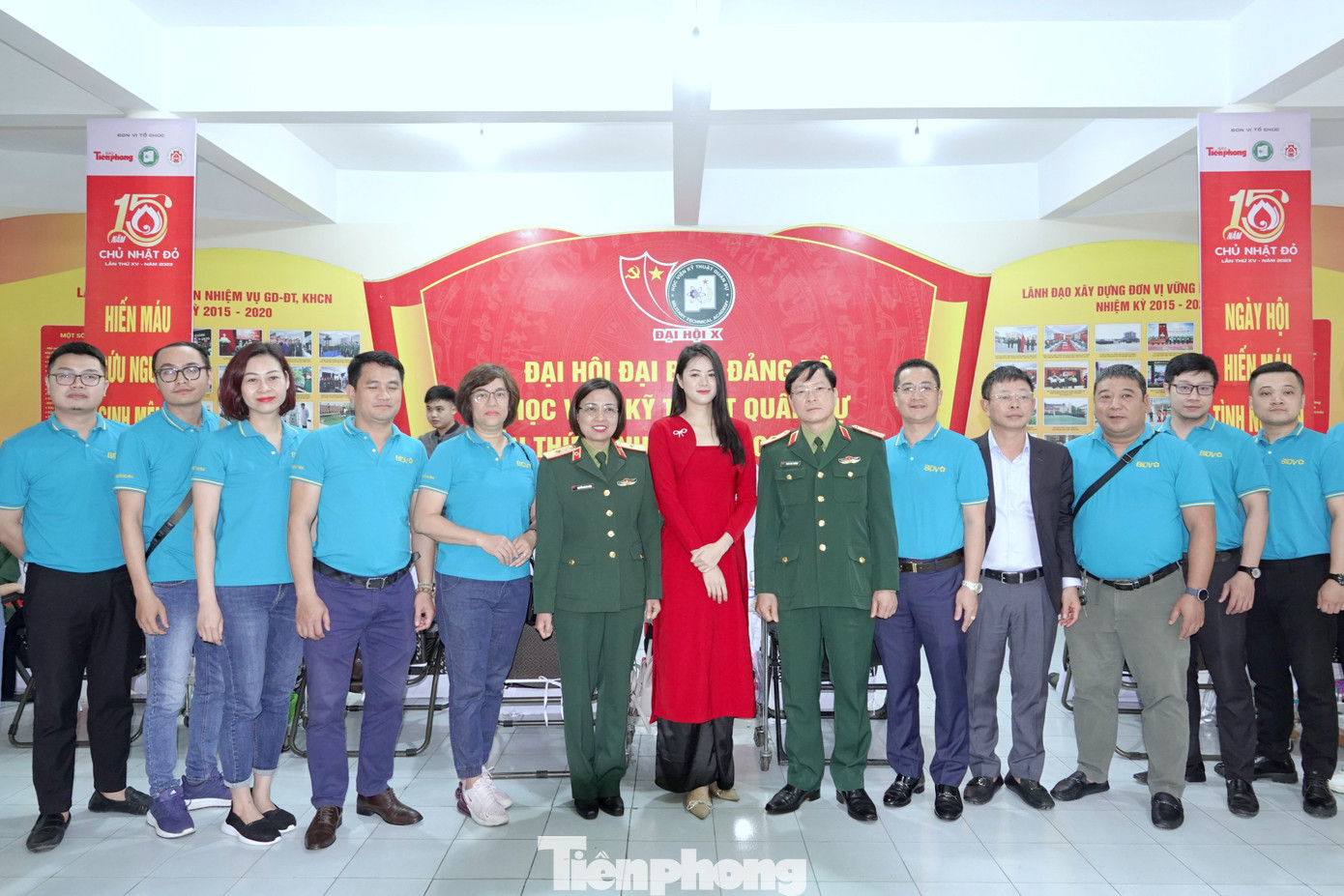 Đại biểu lãnh đạo và khách mời tham dự chương trình Chủ nhật Đỏ 2023 tại Học viện KTQS.