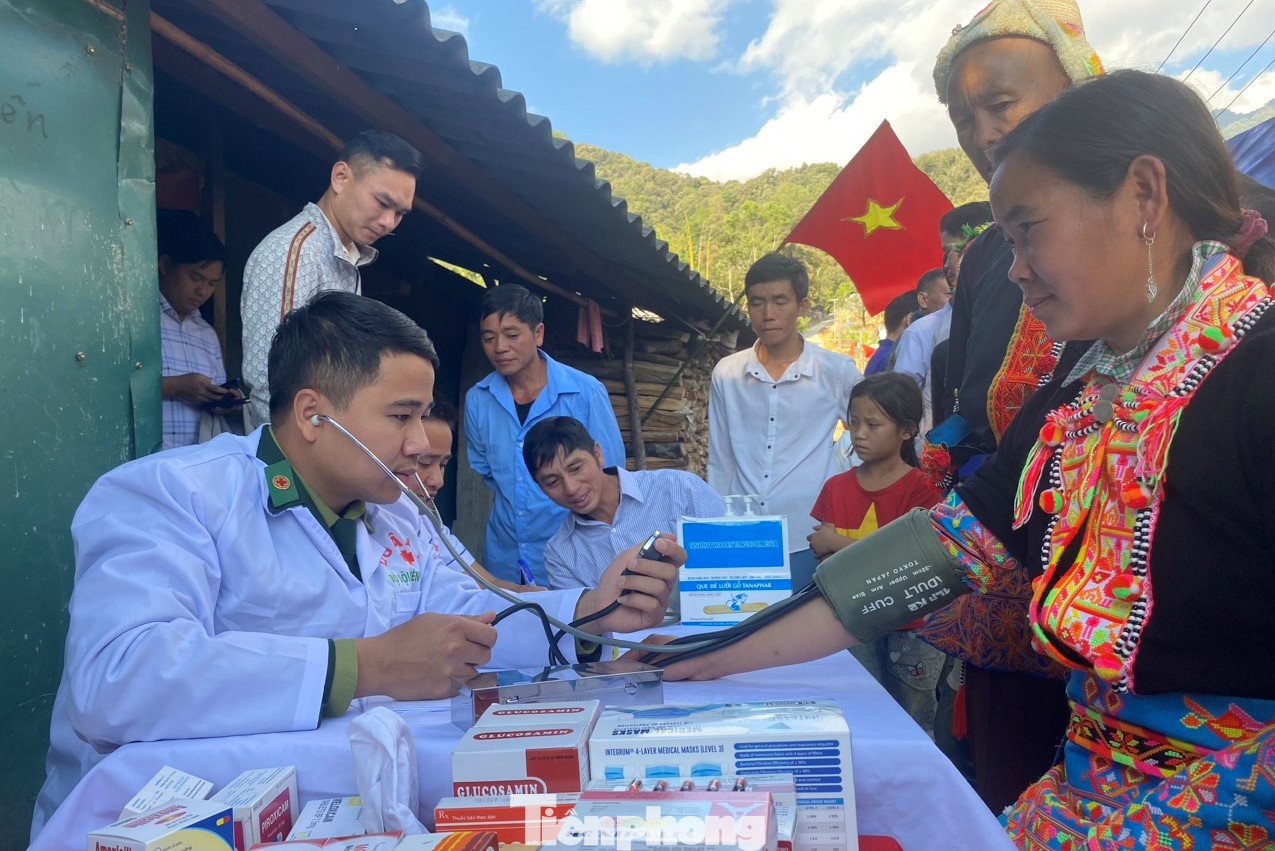 Quân y BĐBP Lai Châu khám bệnh, cấp thuốc miễn phí cho người dân trong dịp Tết