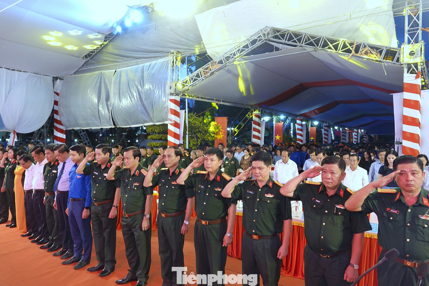 Tối 26/7, các đại biểu dành phút mặc niệm tưởng nhớ Chủ tịch Hồ Chí Minh và các Anh hùng liệt sĩ. Ảnh: Nguyễn Minh