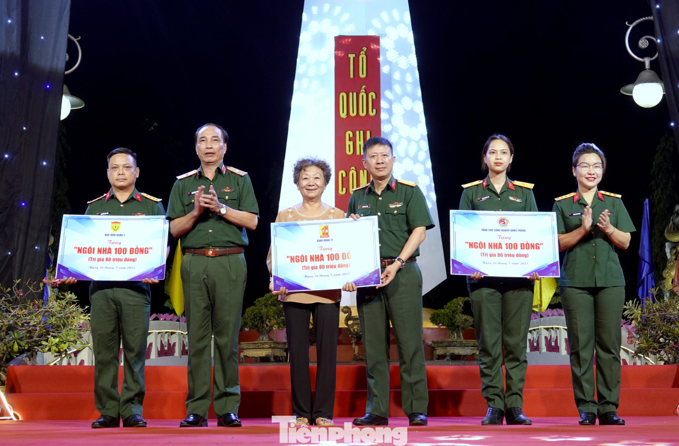 Lãnh đạo Học viện Quân y, Binh đoàn 11 và đại diện Cục Chính trị Tổng cục Công nghiệp quốc phòng trao biểu trưng “Ngôi nhà 100 đồng” tặng các gia đình chính sách. Ảnh: Nguyễn Minh