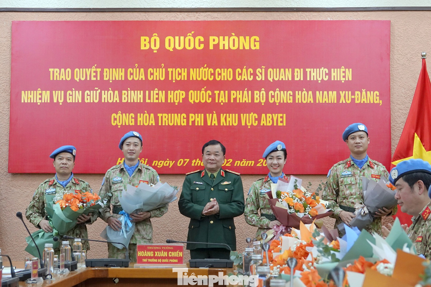 Thượng tướng Hoàng Xuân Chiến tặng hoa chúc mừng các sĩ quan hoàn thành nhiệm vụ GGHB LHQ trở về nước Thượng tướng Hoàng Xuân Chiến tặng hoa chúc mừng các sĩ quan hoàn thành nhiệm vụ GGHB LHQ trở về nước