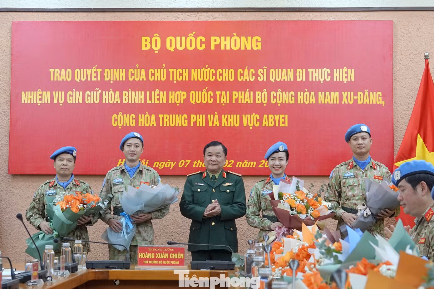 Thượng tướng Hoàng Xuân Chiến tặng hoa chúc mừng các sĩ quan hoàn thành nhiệm vụ GGHB LHQ trở về nước