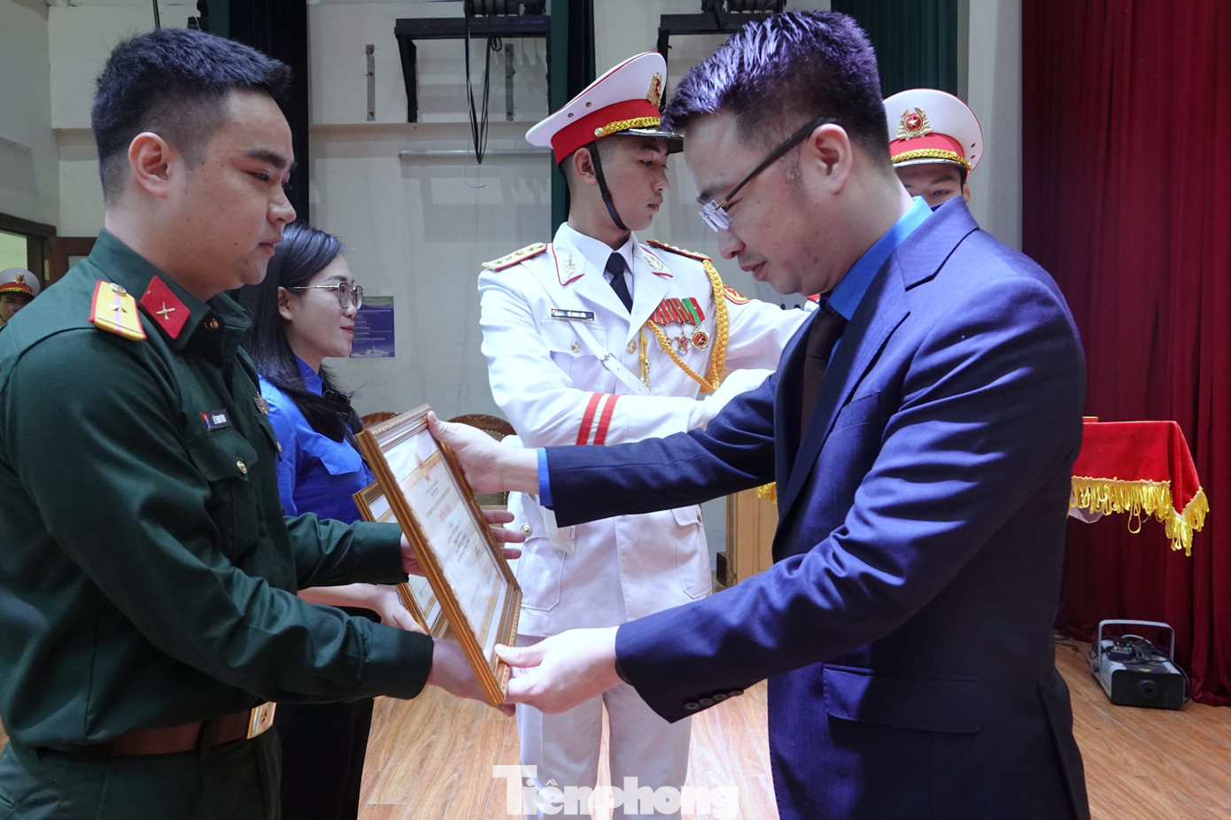 Bí thư Trung ương Đoàn Nguyễn Tường Lâm trao thưởng cho các tác giả, nhóm tác giả đoạt giải A cuộc thi viết tiểu phẩm “Tuổi trẻ Việt Nam xung kích, sáng tạo vận động Nhân dân chấp hành pháp luật”.