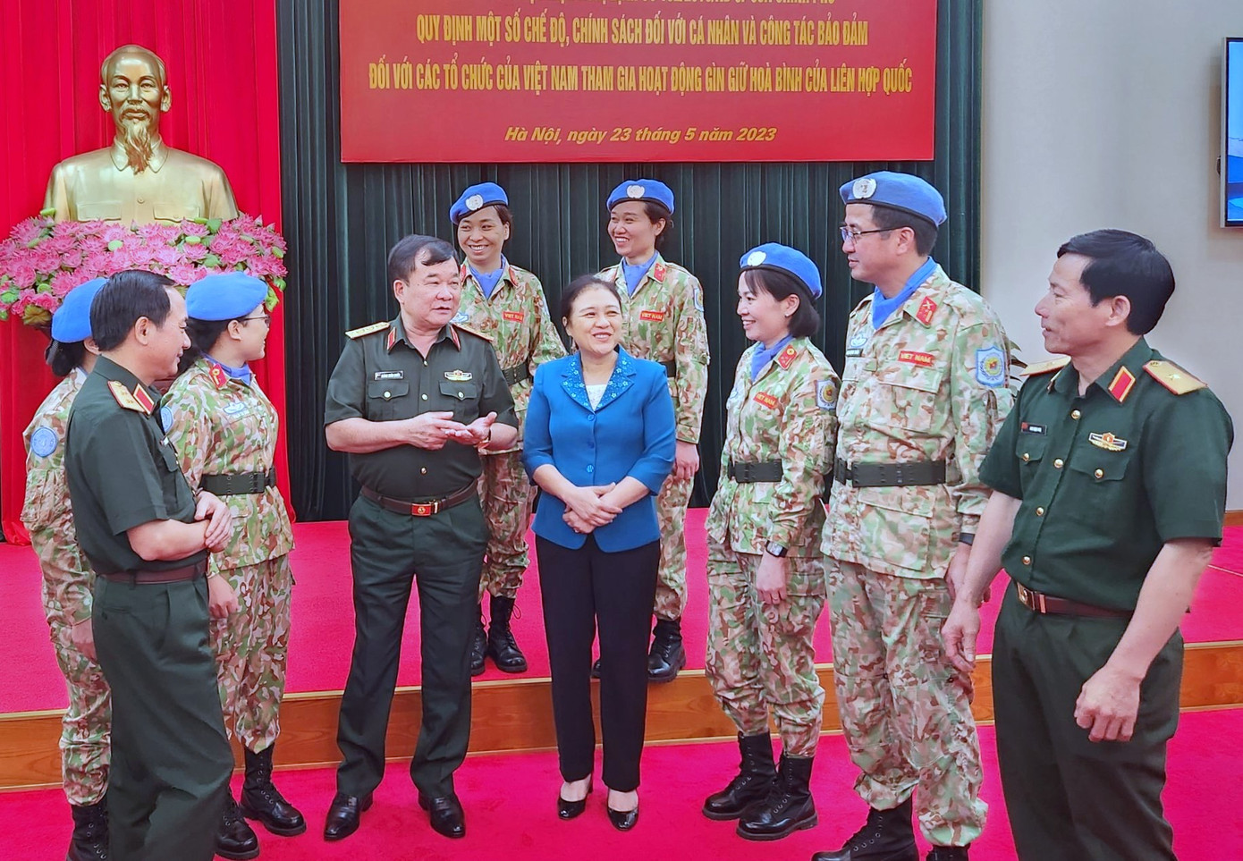 Thượng tướng Hoàng Xuân Chiến - Thứ trưởng Bộ Quốc phòng, Tổ trưởng Tổ Công tác liên ngành, Trưởng ban Chỉ đạo Bộ Quốc phòng về tham gia hoạt động GGHB LHQ trao đổi với các đại biểu dự hội nghị.