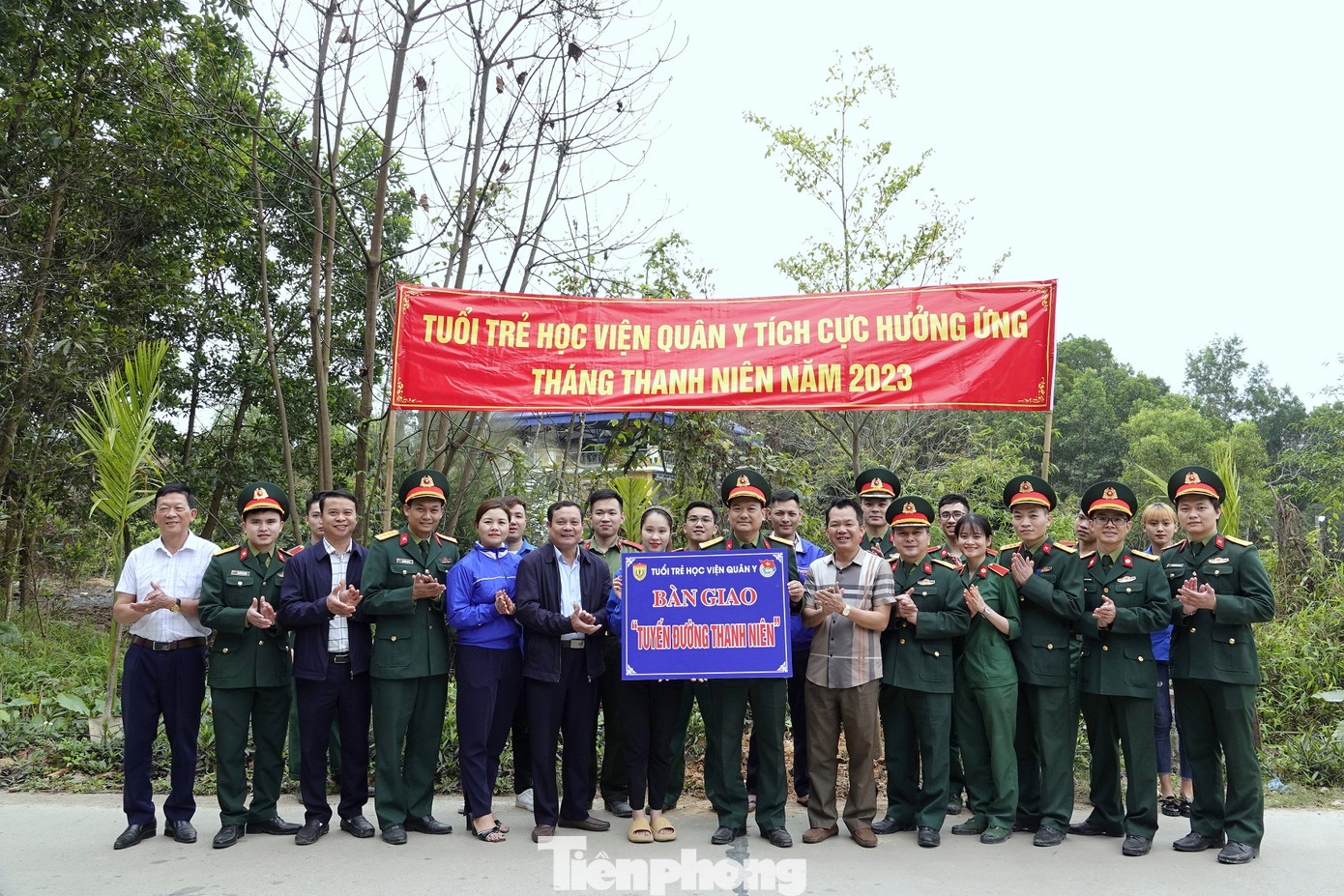 Tuổi trẻ Học viện Quân y bàn giao Tuyến đường Thanh niên cho Đoàn thanh niên xã Vô Tranh.