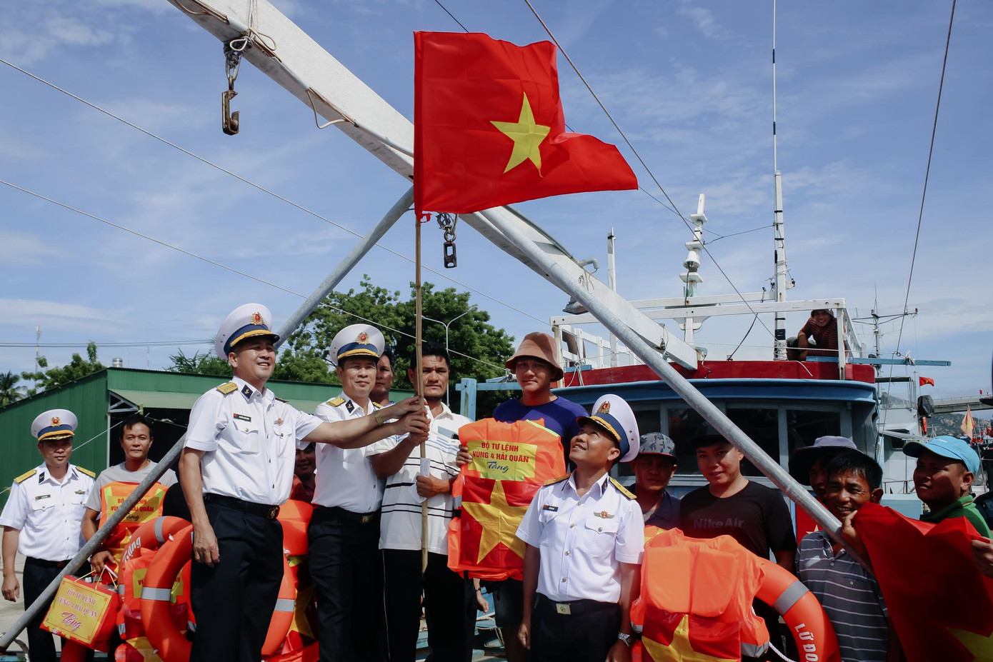 Trong năm 2023, cán bộ, chiến sĩ Lữ đoàn 955 đã chung tay thực hiện nhiều công trình, phần việc giúp bà con ngư dân. Trong năm 2023, cán bộ, chiến sĩ Lữ đoàn 955 đã chung tay thực hiện nhiều công trình, phần việc giúp bà con ngư dân.