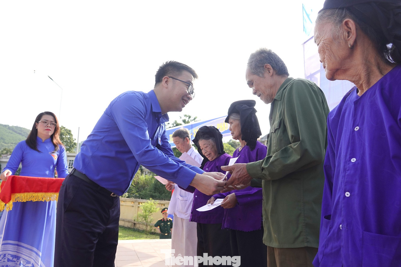 Bí thư Trung ương Đoàn Nguyễn Tường Lâm trao quà tặng gia đình chính sách tại huyện Ngân Sơn.