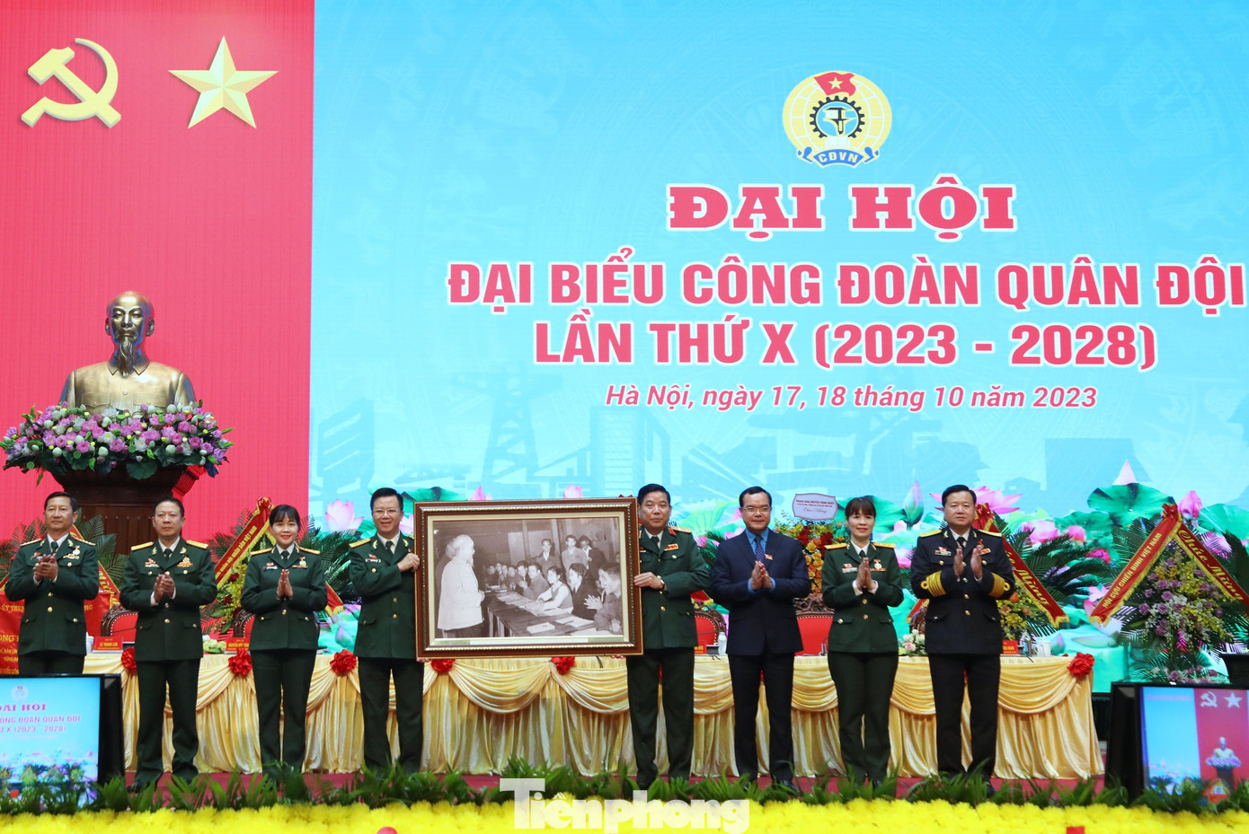 Chủ tịch Tổng Liên đoàn Lao động Việt Nam Nguyễn Đình Khang trao tặng ĐH bức tranh Bác Hồ với giai cấp công nhân và tổ chức Công đoàn. Chủ tịch Tổng Liên đoàn Lao động Việt Nam Nguyễn Đình Khang trao tặng ĐH bức tranh Bác Hồ với giai cấp công nhân và tổ chức Công đoàn.