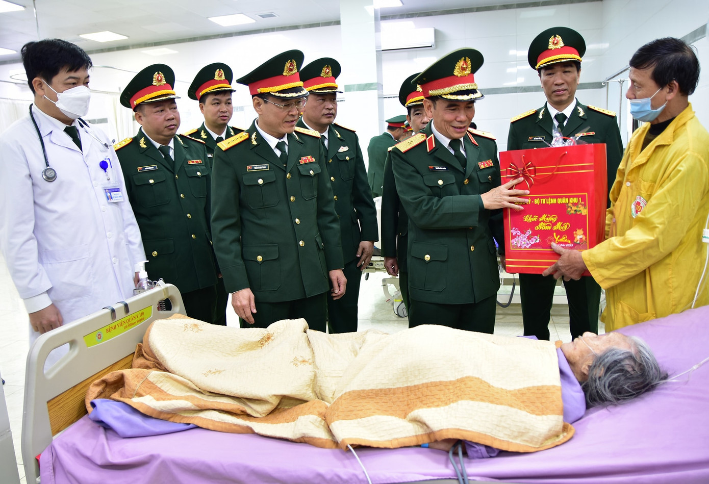Thiếu tướng Nguyễn Đình Chiêu - Phó Chính uỷ Quân khu 1 tặng quà bệnh nhân đang điều trị tại Bệnh viện Quân y 110 trong những ngày Tết. Ảnh: Khương Doãn