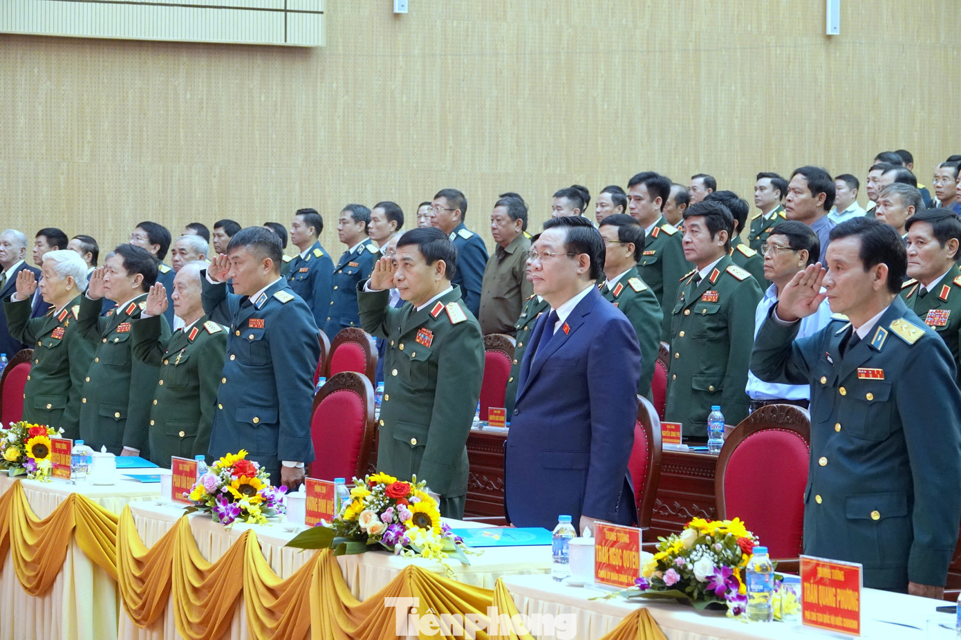 Chủ tịch Quốc hội Vương Đình Huệ cùng các đại biểu dự lễ kỷ niệm làm lễ chào cờ. Ảnh: Nguyễn Minh Chủ tịch Quốc hội Vương Đình Huệ cùng các đại biểu dự lễ kỷ niệm làm lễ chào cờ. Ảnh: Nguyễn Minh
