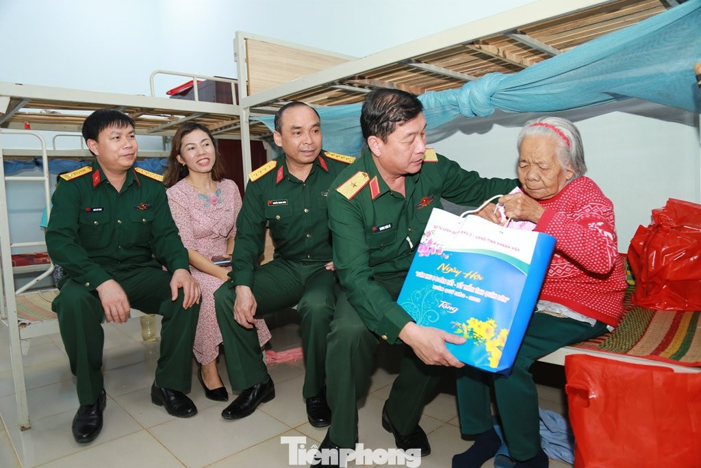 Trong khuôn khổ chương trình, nhiều phần quà tri ân thiết thực đã được đoàn công tác của Quân khu 5 và Ban Thanh niên Quân đội gửi tới các thương bệnh binh, gia đình chính sách, trẻ em nghèo...