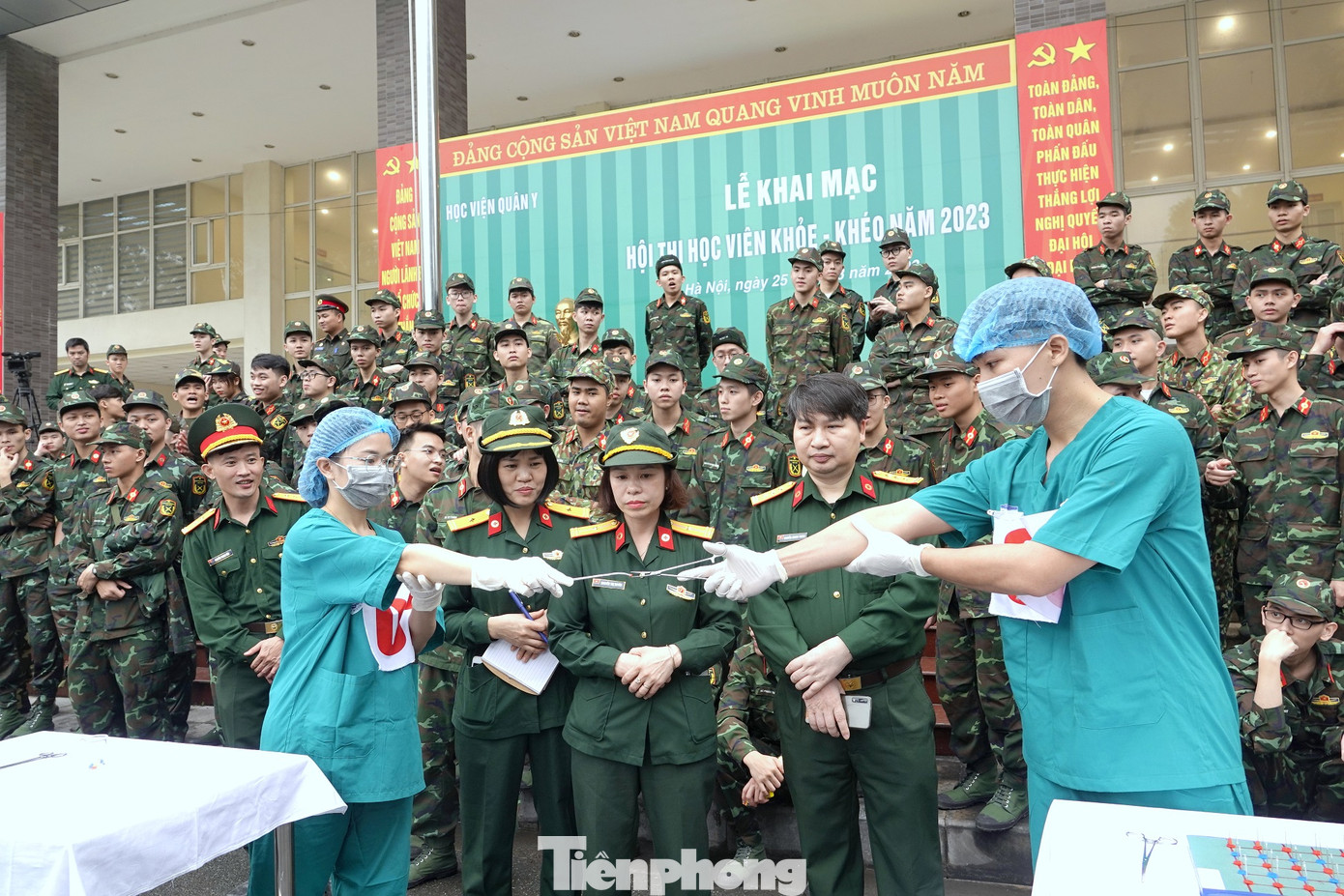 Thực hiện kỹ thuật kẹp hạt cao su, truyền và xỏ vào 2 cọc bàn đinh.