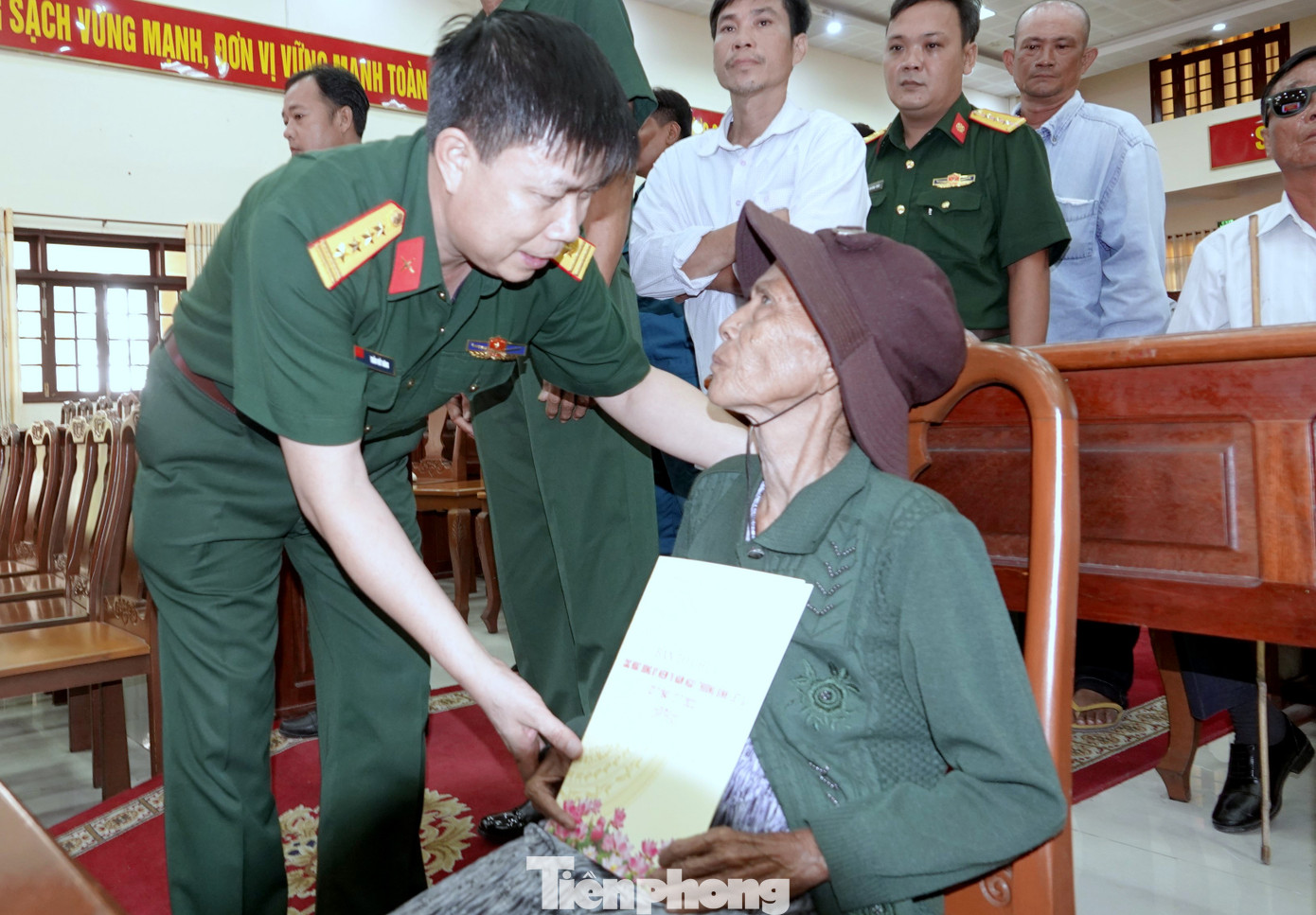 Đại tá Trần Viết Năng - Trưởng ban Thanh niên Quân đội trao quà tặng đối tượng chính sách ở thành phố Cần Thơ, sáng 26/7. Ảnh: Nguyễn Minh