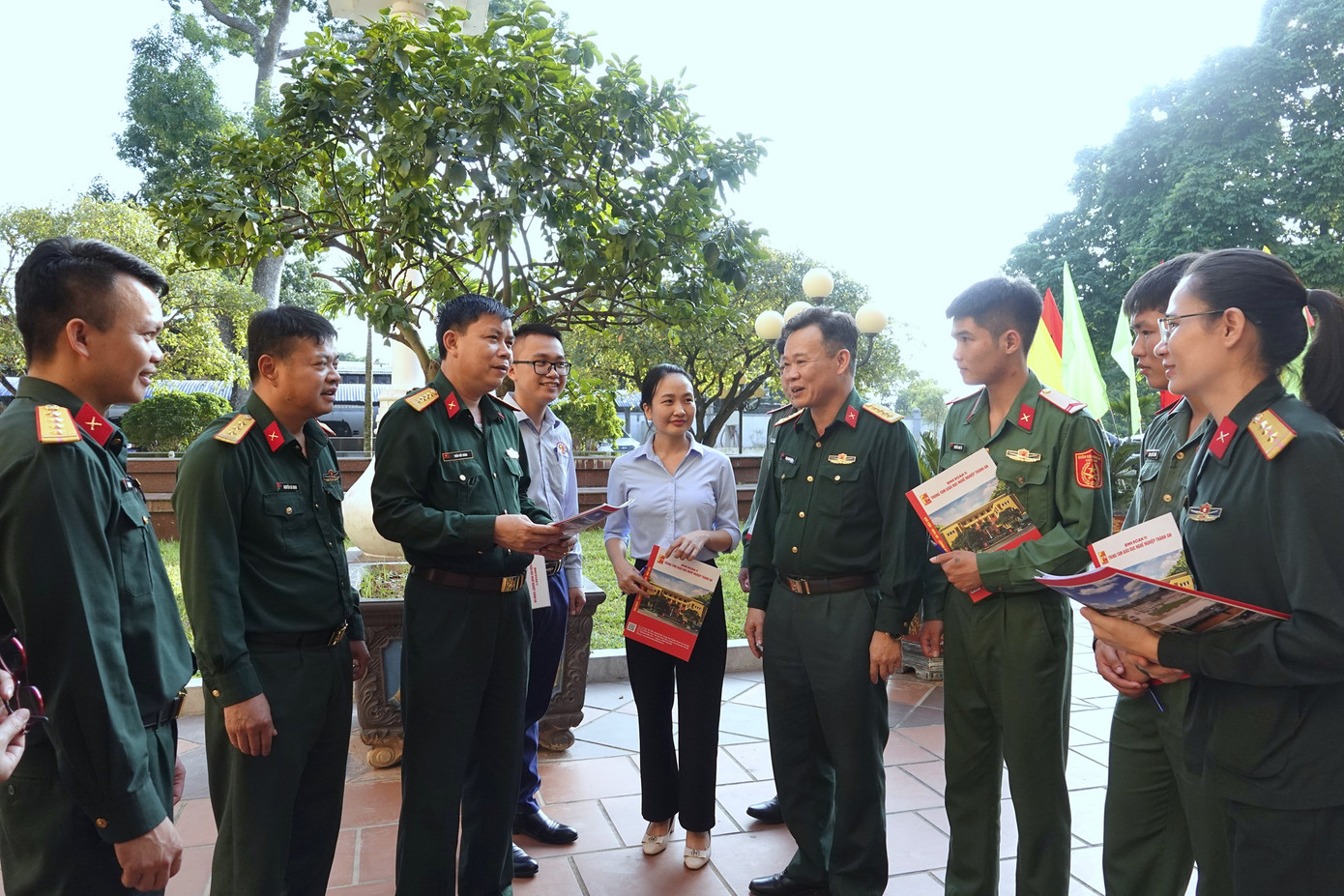 Đại tá Trần Viết Năng - Ủy viên Thường vụ Trung ương Đoàn, Trưởng ban TNQĐ (thứ 3 từ trái sang) trao đổi với lãnh đạo và đoàn viên thanh niên Trung tâm Giáo dục nghề nghiệp Thành An về việc đẩy mạnh hoạt động PBGDPL.