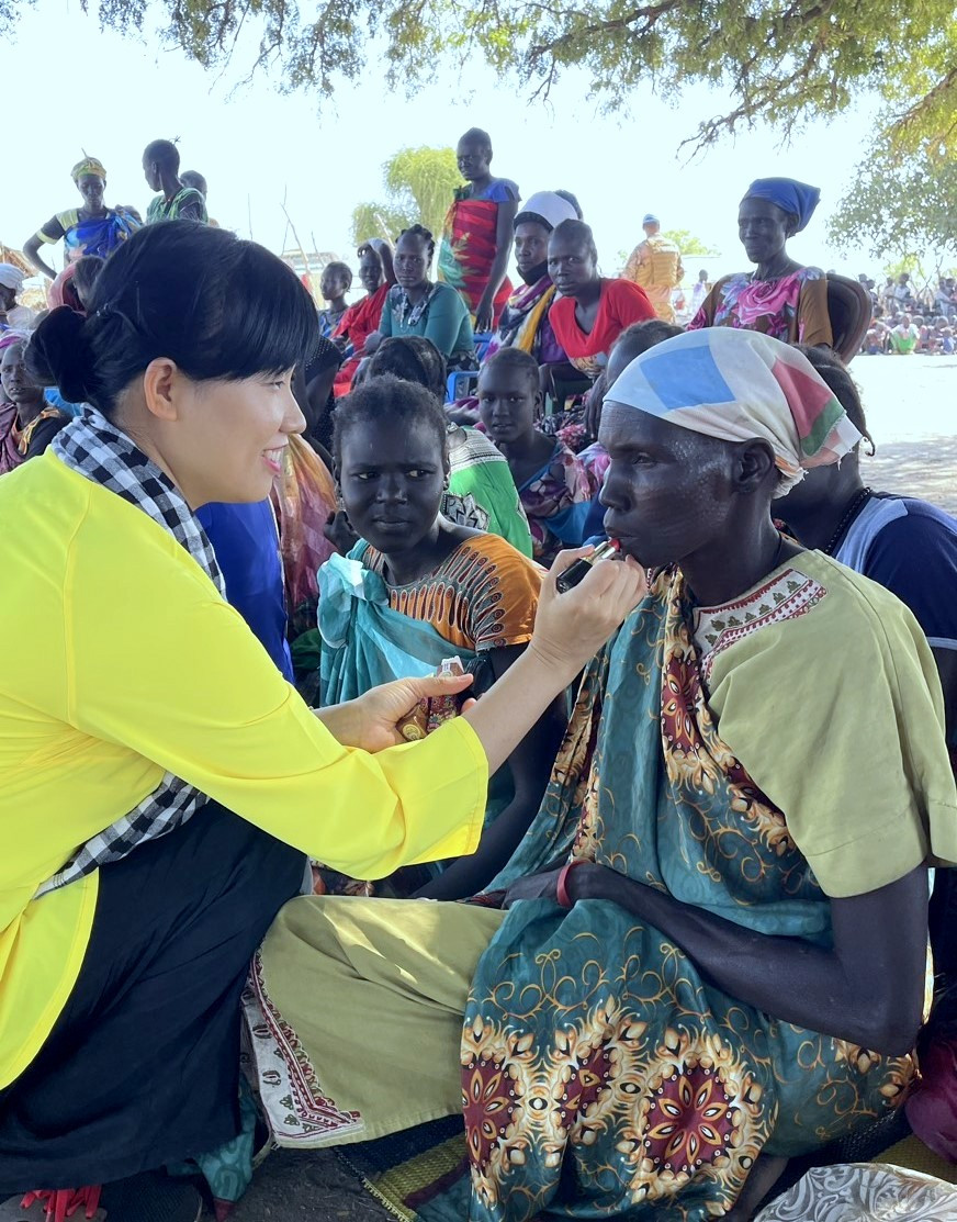 Trung tá Đỗ Thị Hằng Nga - Phó Giám đốc Quân sự BVDC 2.4, giúp phụ nữ Nam Sudan làm đẹp