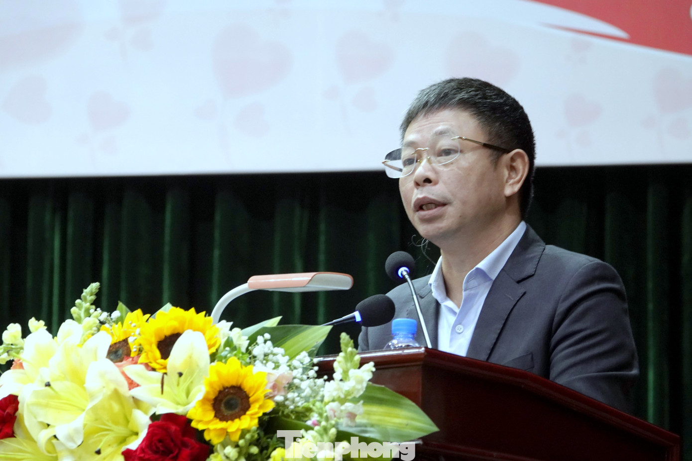 Nhà báo Phùng Công Sưởng - Phó Tổng biên tập Báo Tiền Phong phát biểu tại chương trình.