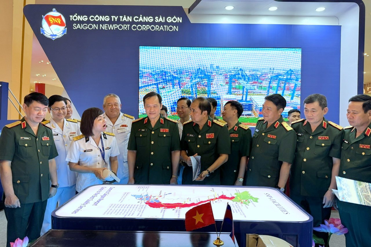Lãnh đạo Bộ Quốc phòng Việt Nam tham quan khu trưng bày của Tổng Công ty Tân Cảng Sài Gòn tại VIDEX 2023.