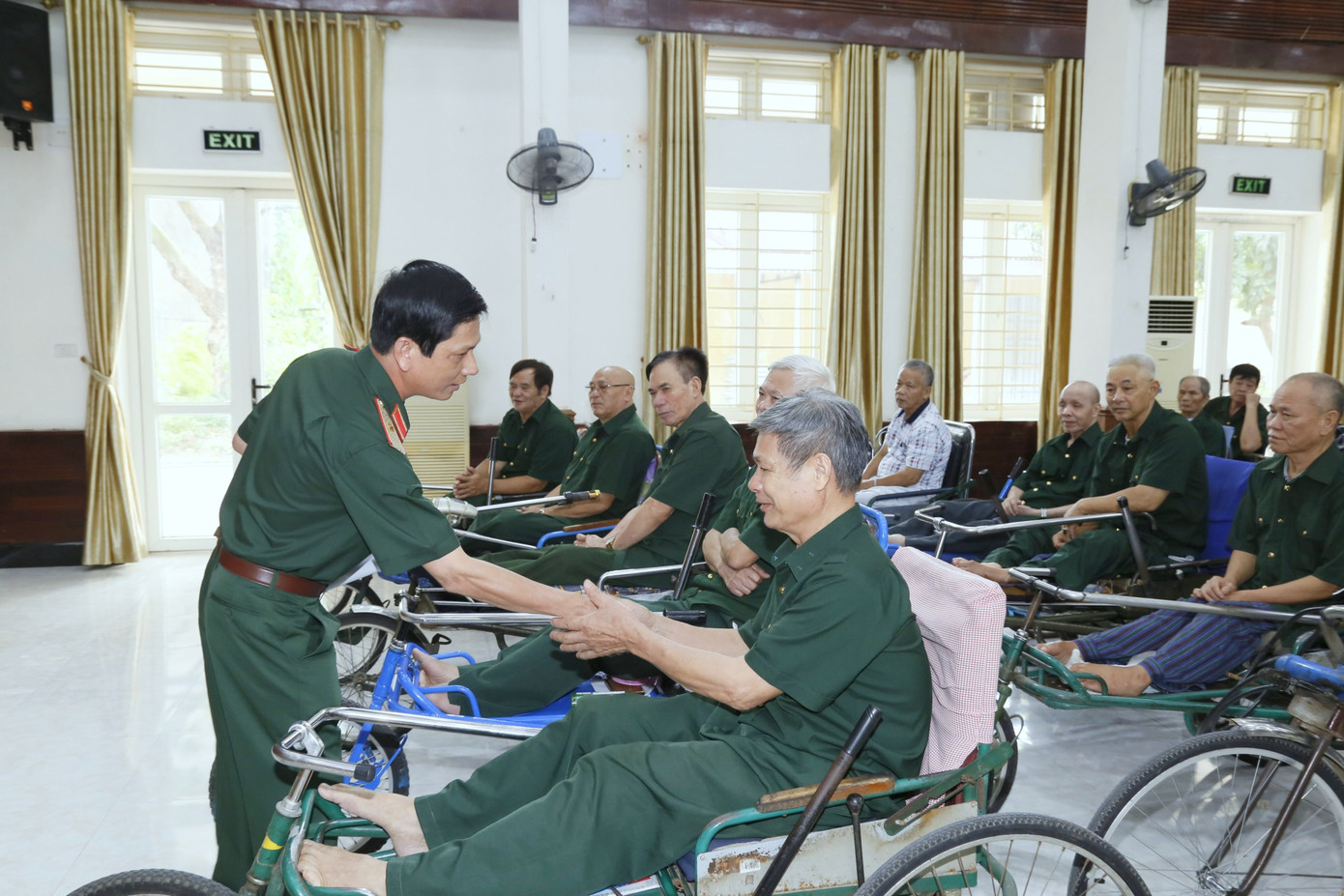 Thiếu tướng Hà Như Lợi - Phó Chủ nhiệm TCHC, thăm hỏi, động viên các bệnh binh tại Trung tâm Điều dưỡng thương binh Thuận Thành, tỉnh Bắc Ninh. Thiếu tướng Hà Như Lợi - Phó Chủ nhiệm TCHC, thăm hỏi, động viên các bệnh binh tại Trung tâm Điều dưỡng thương binh Thuận Thành, tỉnh Bắc Ninh.
