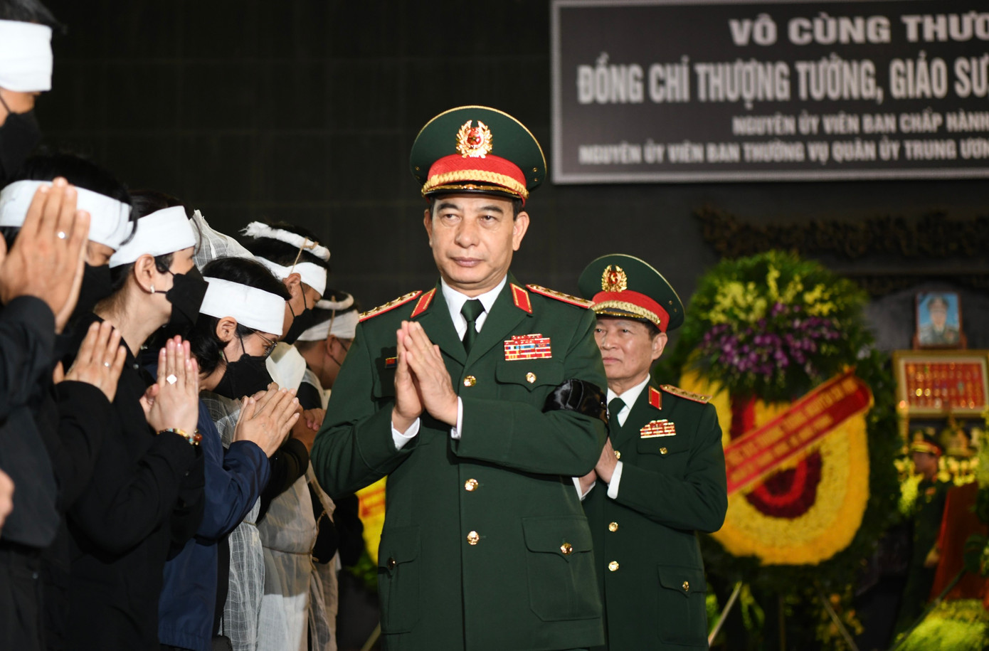 Đại tướng Phan Văn Giang ghi trong sổ tang: “… Đồng chí là người cán bộ, chỉ huy, vị tướng của Quân đội gương mẫu, mưu trí, dũng cảm, sáng tạo, quyết đoán, có nhiều công lao đóng góp cho sự nghiệp xây dựng Quân đội, ngành Tình báo Quốc phòng, bảo vệ Tổ quốc và làm nhiệm vụ quốc tế tại nước bạn Campuchia, sống trung thực, khiêm tốn, giản dị, giàu lòng nhân ái, gắn bó, yêu thương đồng chí, đồng đội và gần gũi mọi người. Đồng chí là tấm gương sáng cho cán bộ, chiến sĩ toàn quân học tập, noi theo. Vĩnh biệt đồng chí, cán bộ, chiến sĩ toàn quân bày tỏ niềm tiếc thương vô hạn; xin dâng nén tâm nhang tiễn biệt đồng chí về nơi yên nghỉ cuối cùng và gửi lời chia buồn sâu sắc đến toàn thể gia quyến của đồng chí”. Đại tướng Phan Văn Giang ghi trong sổ tang: “… Đồng chí là người cán bộ, chỉ huy, vị tướng của Quân đội gương mẫu, mưu trí, dũng cảm, sáng tạo, quyết đoán, có nhiều công lao đóng góp cho sự nghiệp xây dựng Quân đội, ngành Tình báo Quốc phòng, bảo vệ Tổ quốc và làm nhiệm vụ quốc tế tại nước bạn Campuchia, sống trung thực, khiêm tốn, giản dị, giàu lòng nhân ái, gắn bó, yêu thương đồng chí, đồng đội và gần gũi mọi người. Đồng chí là tấm gương sáng cho cán bộ, chiến sĩ toàn quân học tập, noi theo. Vĩnh biệt đồng chí, cán bộ, chiến sĩ toàn quân bày tỏ niềm tiếc thương vô hạn; xin dâng nén tâm nhang tiễn biệt đồng chí về nơi yên nghỉ cuối cùng và gửi lời chia buồn sâu sắc đến toàn thể gia quyến của đồng chí”.