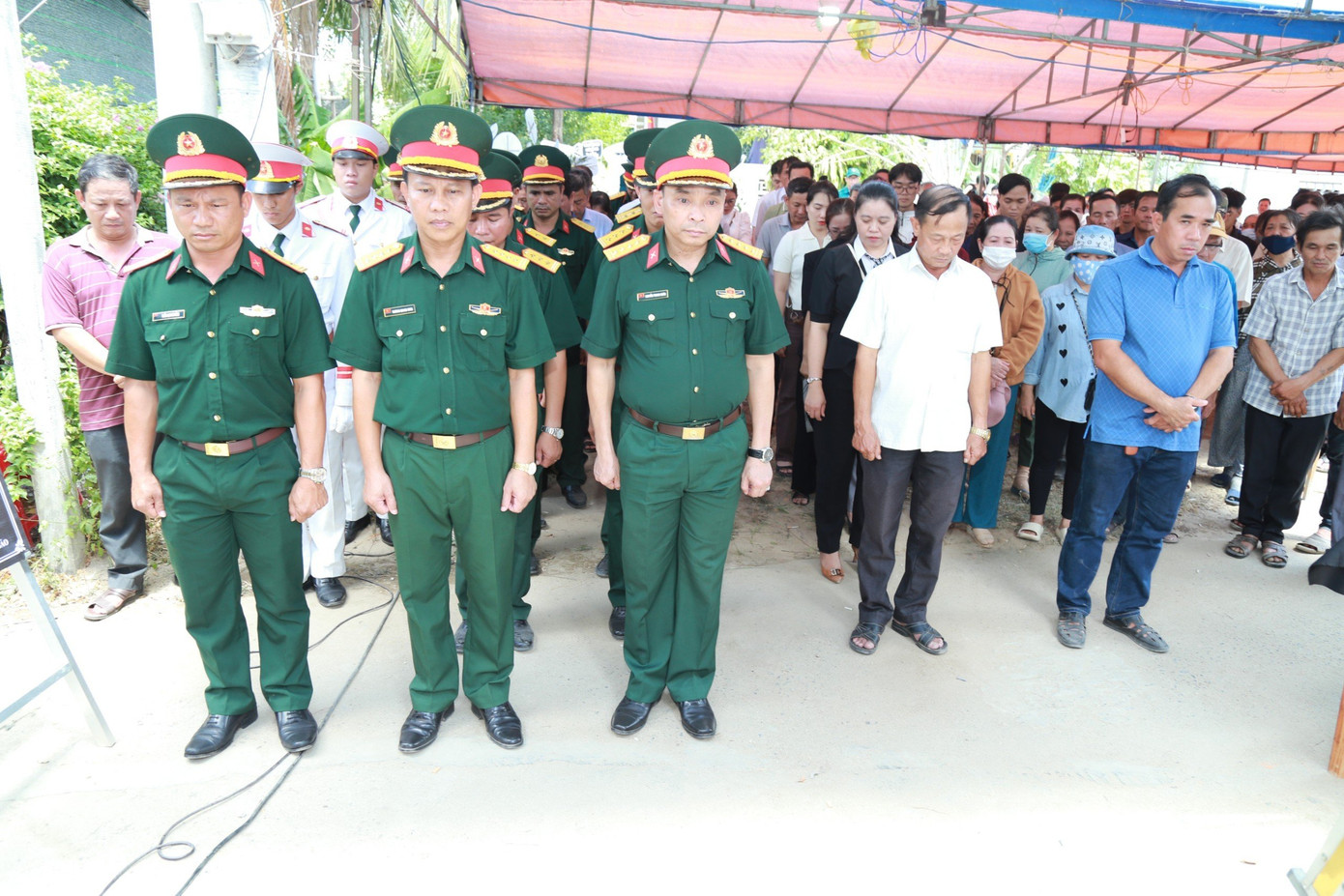 Cấp trên, đồng đội và gia đình cùng cấp ủy, chính quyền địa phương, bà con lối xóm dành phút mặc niệm tưởng nhớ sự hi sinh của Trung tá Trương Hồng Kỳ. Cấp trên, đồng đội và gia đình cùng cấp ủy, chính quyền địa phương, bà con lối xóm dành phút mặc niệm tưởng nhớ sự hi sinh của Trung tá Trương Hồng Kỳ.