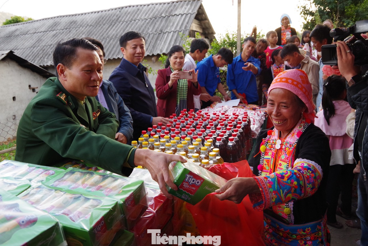 Đại tá Triệu Quốc Nguậy - Chỉ huy trưởng BĐBP Lai Châu tặng quà và nhu yếu phẩm dịp Tết cho đồng bào biên giới