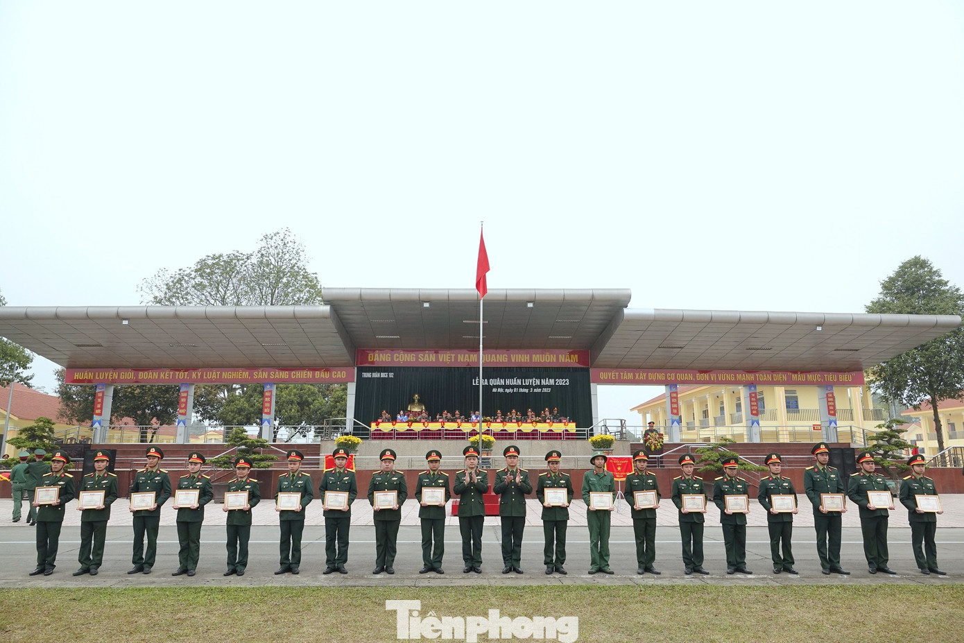 Lãnh đạo Trung đoàn 102 trao thưởng cho các tập thể, cá nhân của Trung đoàn có thành tích tốt trong thực hiện đợt thi đua cao điểm “Mừng Đảng, Mừng xuân, ra quân Quyết thắng”.