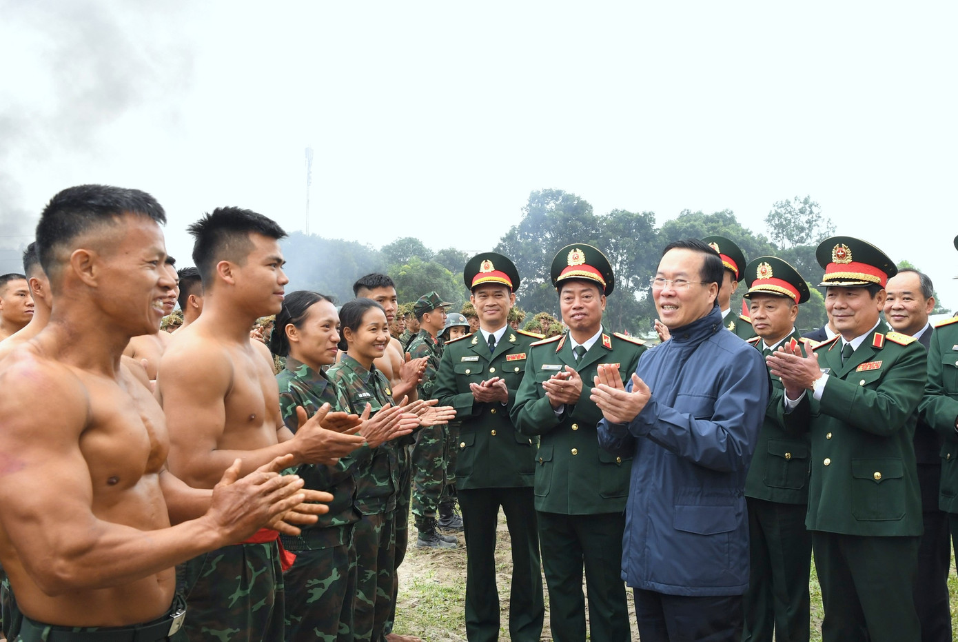 Chủ tịch nước trò chuyện, động viên các chiến đấu viên và quân nhân của Binh chủng Đặc công. Chủ tịch nước trò chuyện, động viên các chiến đấu viên và quân nhân của Binh chủng Đặc công.