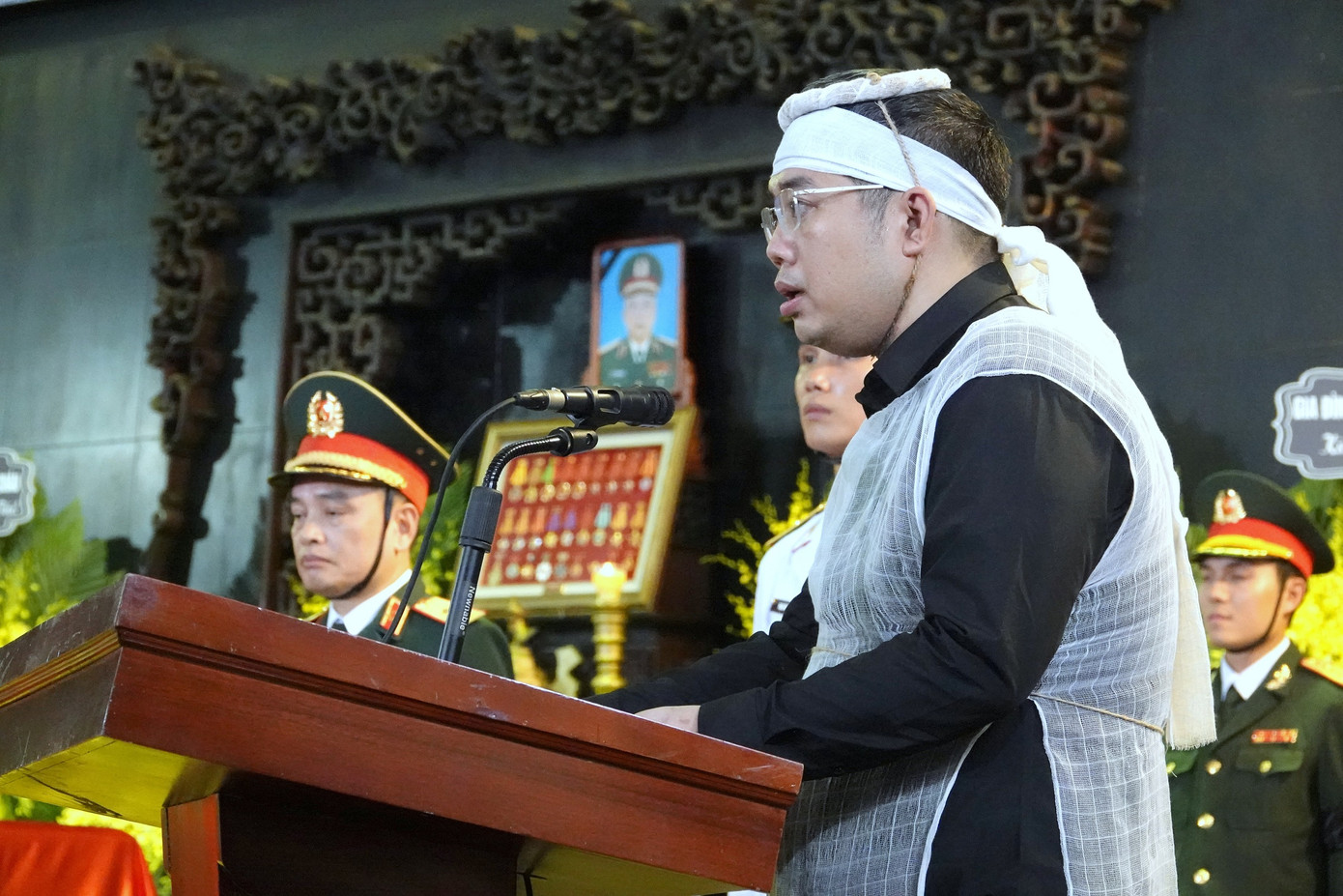 Ông Nguyễn Chí Đức - Trưởng nam của Thượng tướng Nguyễn Chí Vịnh, phát biểu cảm tạ tại Lễ truy điệu. Ông Nguyễn Chí Đức - Trưởng nam của Thượng tướng Nguyễn Chí Vịnh, phát biểu cảm tạ tại Lễ truy điệu.