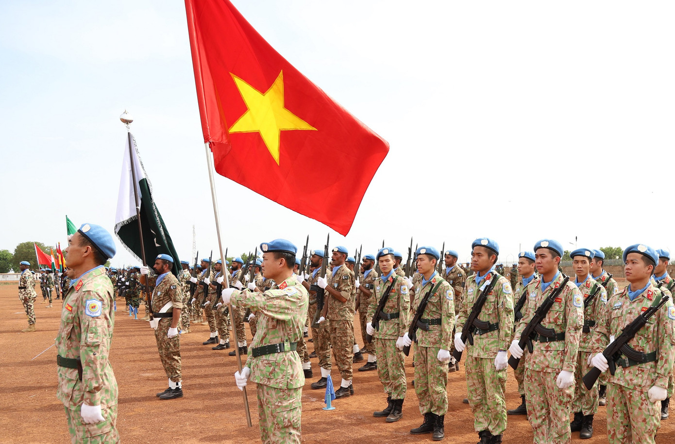 Những người lính mũ nồi xanh Việt Nam và lực lượng GGHB các nước tại lễ kỷ niệm.